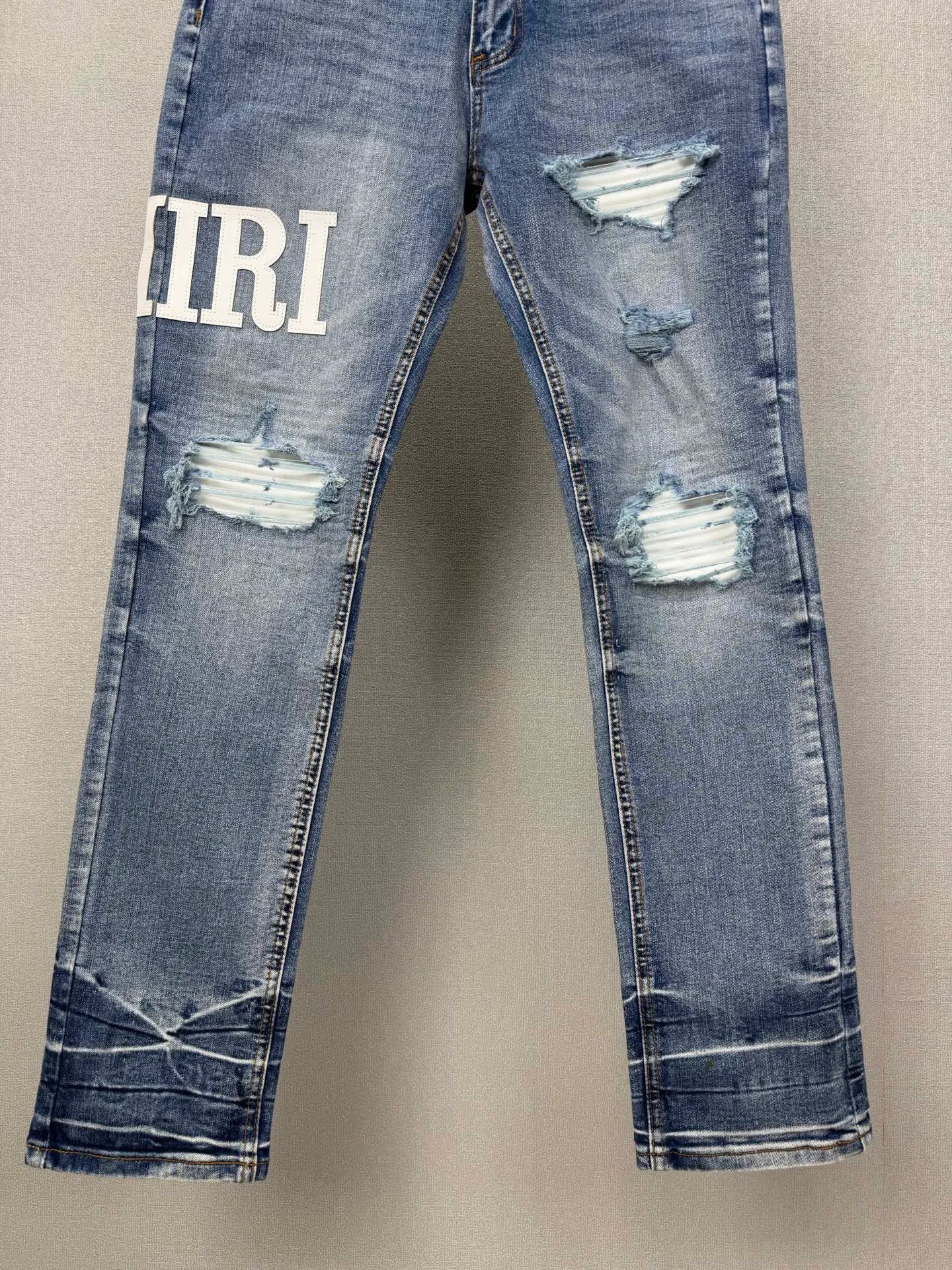 Amiri 2026 New Arrival White Leather Letter Patch Couple's Washed Stretch Jeans High Version High Version Top Ceiling Quality Styles with different washed textures are very friendly to people with thin legs and thick legs. The straight and loose version is very flattering to the leg shape. The moderate length is timeless and easy to match. It is the basis of various styles and a must-have in the wardrobe! The fabric is stiff but also makes the upper body soft without losing texture. The washing process is even more perfect. It is a must-have item for everyone! ! ! Washed wheat, hang tag, pants label, three complete labels Color: Blue Size: 28, 30, 32, 34 (four sizes)