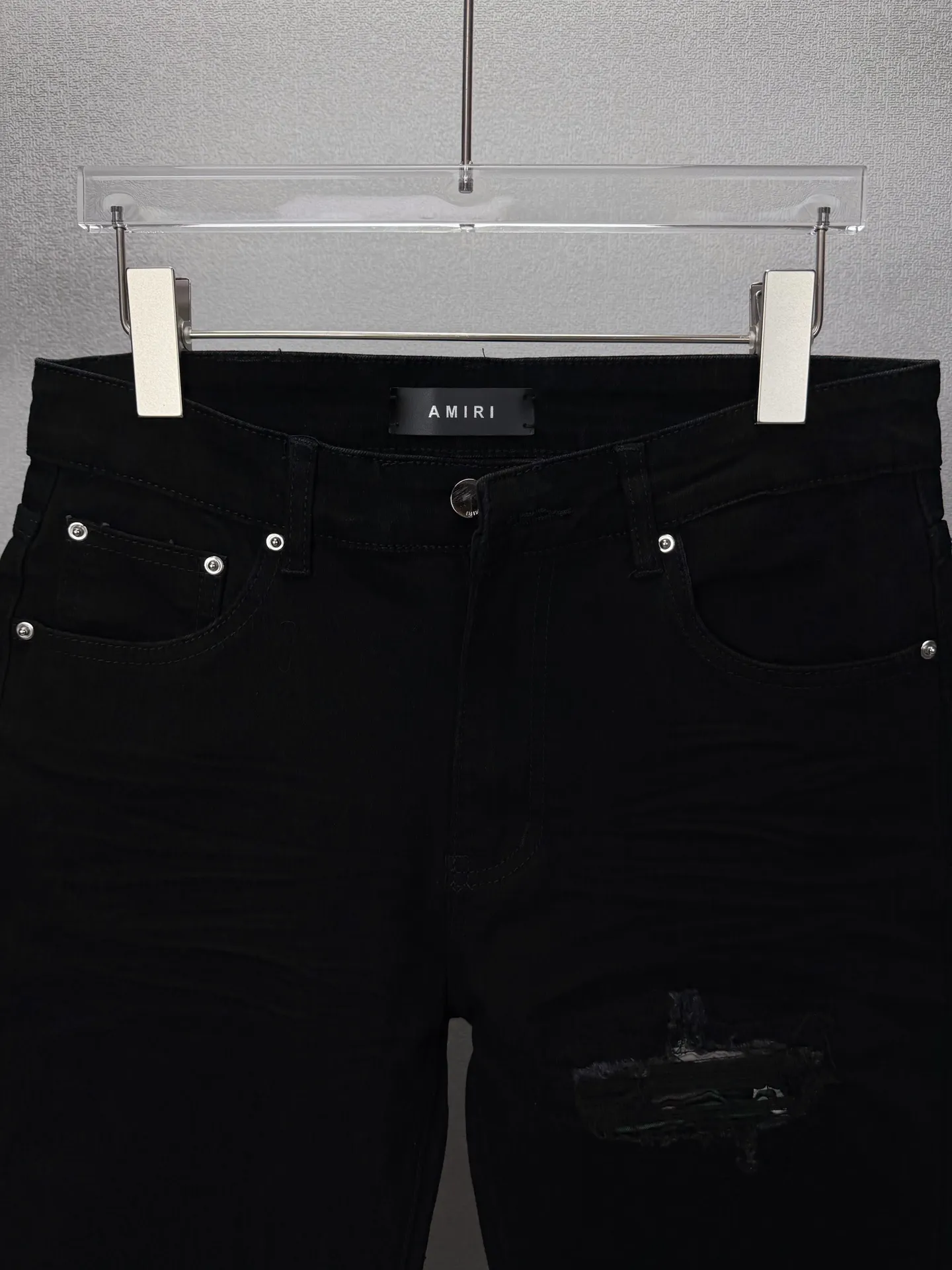 Amiri 2026 New Arrival Distressed Black White Patch Couple's Washed Stretch Jeans High Version High Version Top Ceiling Quality Styles with different washed textures are very friendly to people with thin legs and thick legs. The straight and loose version is very flattering to the leg shape. The moderate length is timeless and easy to match. It is the basis of various styles and a must-have in the wardrobe! The fabric is stiff but also makes the upper body soft without losing texture. The washing process is even more perfect. It is a must-have item for everyone! ! ! Washed wheat, hang tag, pants label, three complete labels Color: Black Size: 28, 30, 32, 34 (four sizes)