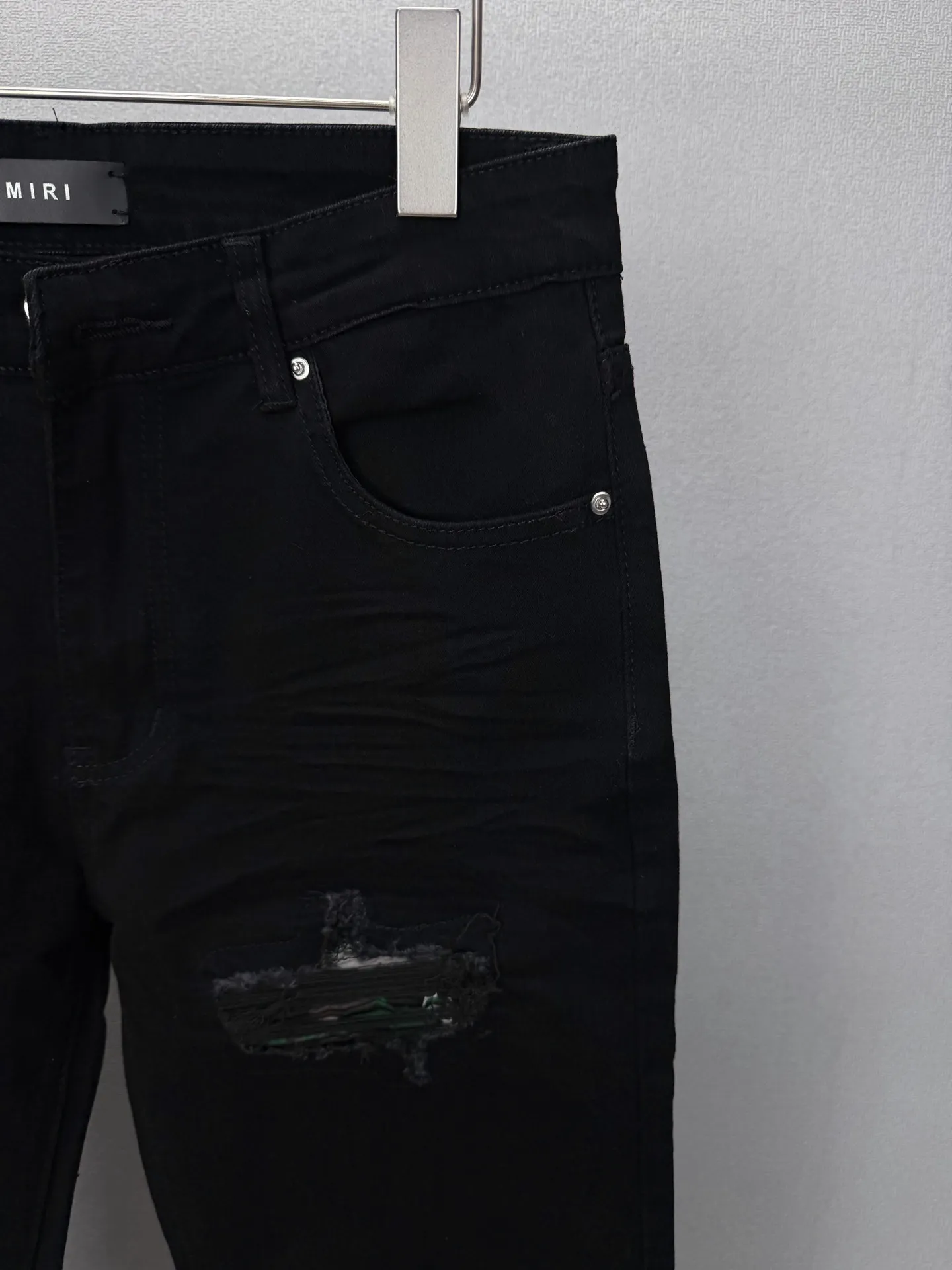 Amiri 2026 New Arrival Distressed Black White Patch Couple's Washed Stretch Jeans High Version High Version Top Ceiling Quality Styles with different washed textures are very friendly to people with thin legs and thick legs. The straight and loose version is very flattering to the leg shape. The moderate length is timeless and easy to match. It is the basis of various styles and a must-have in the wardrobe! The fabric is stiff but also makes the upper body soft without losing texture. The washing process is even more perfect. It is a must-have item for everyone! ! ! Washed wheat, hang tag, pants label, three complete labels Color: Black Size: 28, 30, 32, 34 (four sizes)