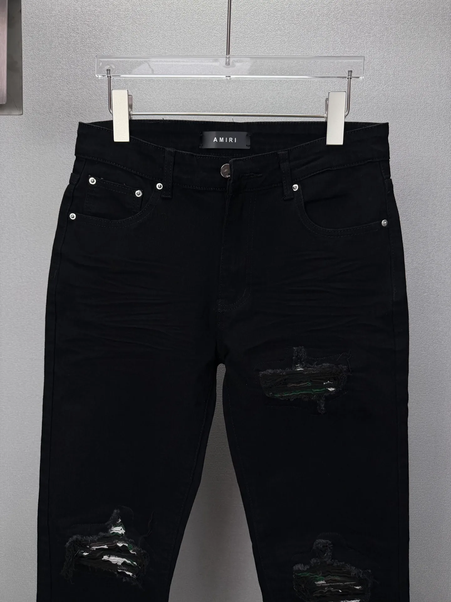 Amiri 2026 New Arrival Distressed Black White Patch Couple's Washed Stretch Jeans High Version High Version Top Ceiling Quality Styles with different washed textures are very friendly to people with thin legs and thick legs. The straight and loose version is very flattering to the leg shape. The moderate length is timeless and easy to match. It is the basis of various styles and a must-have in the wardrobe! The fabric is stiff but also makes the upper body soft without losing texture. The washing process is even more perfect. It is a must-have item for everyone! ! ! Washed wheat, hang tag, pants label, three complete labels Color: Black Size: 28, 30, 32, 34 (four sizes)