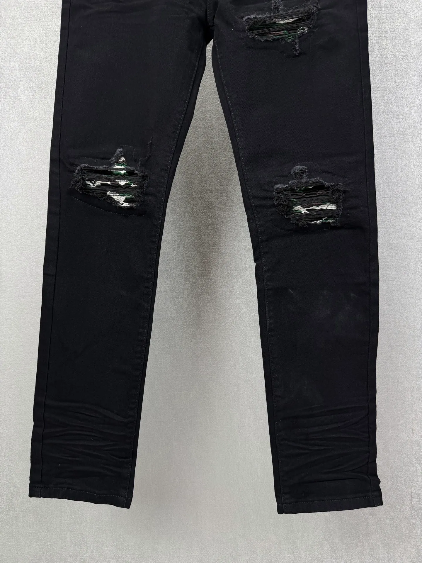 Amiri 2026 New Arrival Distressed Black White Patch Couple's Washed Stretch Jeans High Version High Version Top Ceiling Quality Styles with different washed textures are very friendly to people with thin legs and thick legs. The straight and loose version is very flattering to the leg shape. The moderate length is timeless and easy to match. It is the basis of various styles and a must-have in the wardrobe! The fabric is stiff but also makes the upper body soft without losing texture. The washing process is even more perfect. It is a must-have item for everyone! ! ! Washed wheat, hang tag, pants label, three complete labels Color: Black Size: 28, 30, 32, 34 (four sizes)