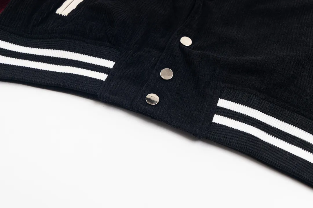 Ami ！ ， Ami ， Black+ Red ，White ， ， ！ , ， Retro ➕ 🦴 . Same Style ：Black Size：XS-L