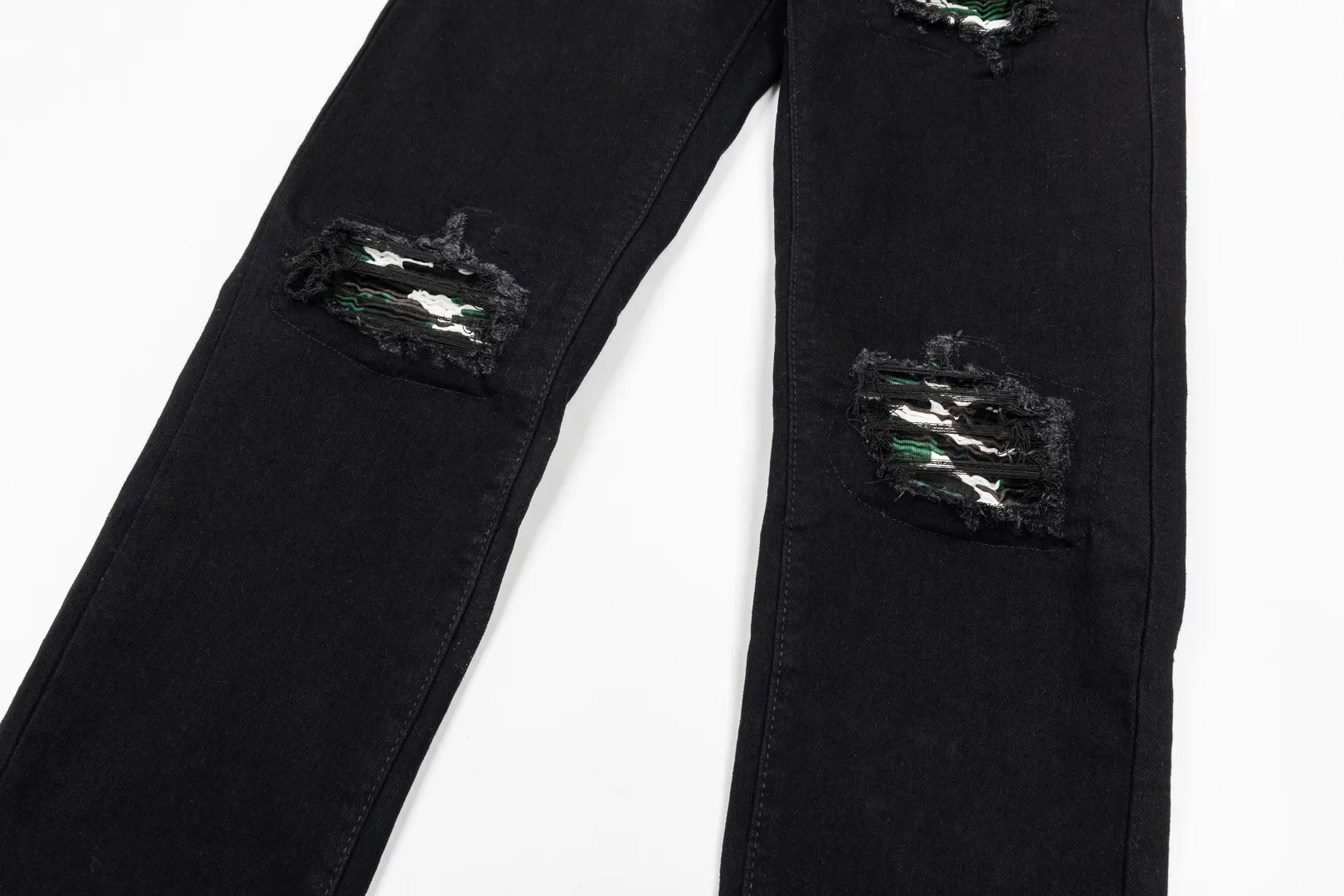(Top version) AMIRI's new high-luxury heavy-duty stretch washed hole patch high-street fashionable men's and women's couple jeans AMIRI's family uses organic long-staple cotton denim fabrics originating in Los Angeles this year! After a pure natural alkaline phosphatase washing process, the special blue Gray tone is noble and high-end. It feels skin-friendly and delicate, and the inner layer is particularly comfortable when touching the skin! The elastic spandex component makes it particularly comfortable for daily activities. The original and rare Premium fabric is a rare find! Details after details! Amiri's New Arrival high street luxury jeans in Los Angeles mall! The front and back pieces have undergone a multi-layered three-dimensional polishing process, giving the upper body a stylish texture! The metal laser embossed MA metal Brown Nappa leather label on the waist is very exquisite! The pockets are also inlaid with tungsten steel metal logos, and the interior has exquisite ceiling-level workmanship! Hot sale jeans in Los Angeles counters! Enjoy the quality when you wear it yourself, and the value is high as a gift! Manage any large-scale business occasions and Premium private clubs without stress! Highly recommended to buy! Style number: 2044 Color: Black Size: 28 30 32 34