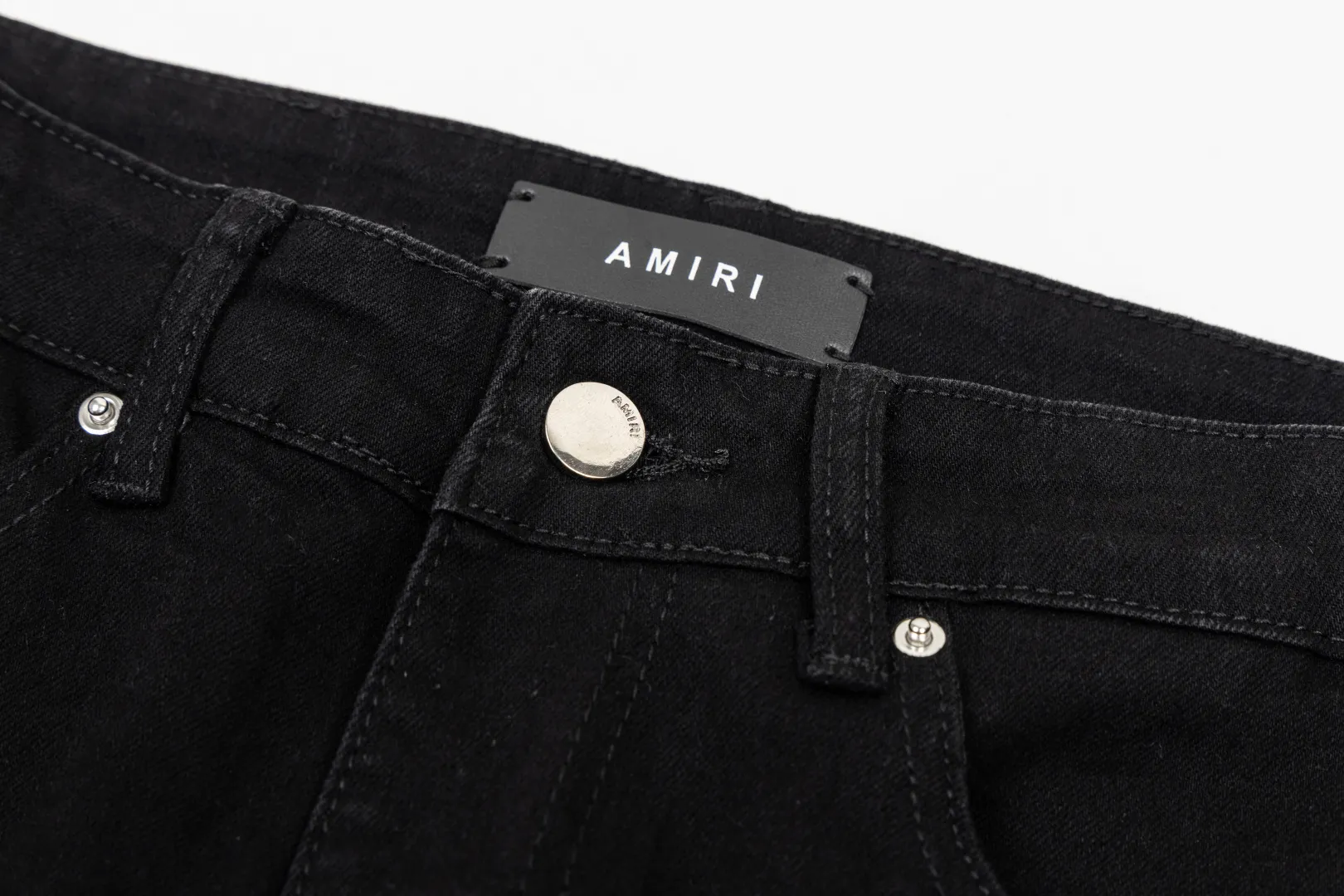 (Top version) AMIRI's new high-luxury heavy-duty stretch washed hole patch high-street fashionable men's and women's couple jeans AMIRI's family uses organic long-staple cotton denim fabrics originating in Los Angeles this year! After a pure natural alkaline phosphatase washing process, the special blue Gray tone is noble and high-end. It feels skin-friendly and delicate, and the inner layer is particularly comfortable when touching the skin! The elastic spandex component makes it particularly comfortable for daily activities. The original and rare Premium fabric is a rare find! Details after details! Amiri's New Arrival high street luxury jeans in Los Angeles mall! The front and back pieces have undergone a multi-layered three-dimensional polishing process, giving the upper body a stylish texture! The metal laser embossed MA metal Brown Nappa leather label on the waist is very exquisite! The pockets are also inlaid with tungsten steel metal logos, and the interior has exquisite ceiling-level workmanship! Hot sale jeans in Los Angeles counters! Enjoy the quality when you wear it yourself, and the value is high as a gift! Manage any large-scale business occasions and Premium private clubs without stress! Highly recommended to buy! Style number: 2044 Color: Black Size: 28 30 32 34