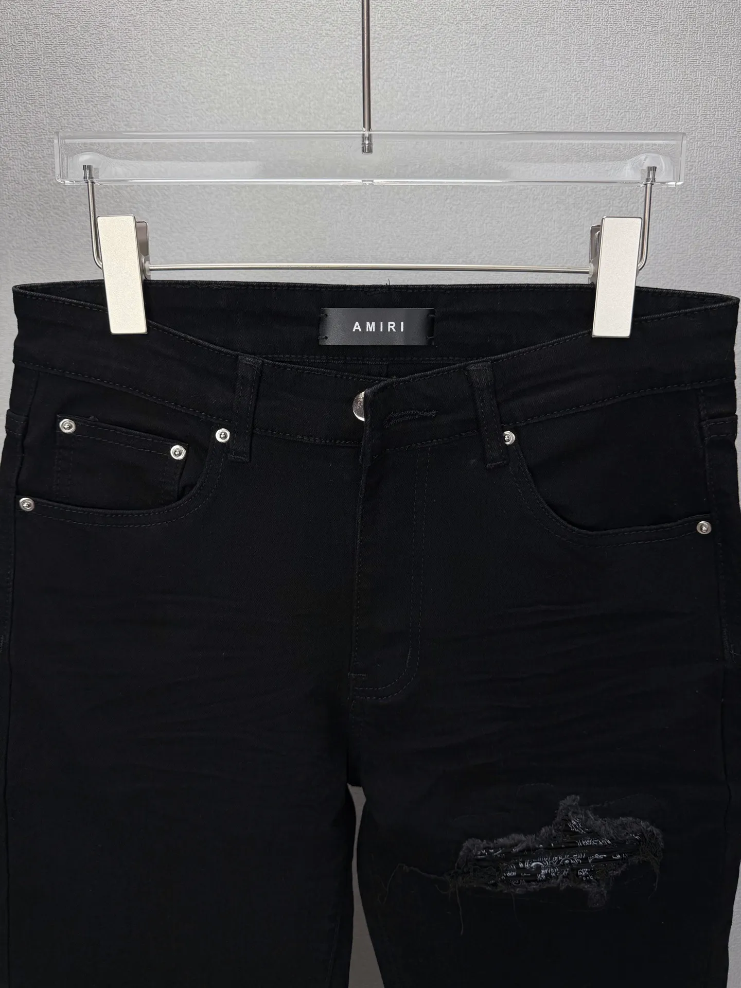Amiri 2026New Arrival Ripped Pattern Patched Couple's Washed Stretch Jeans High Version High Version Top Ceiling Quality Styles with different washed textures are very friendly to people with thin legs and thick legs. The straight and loose version is very flattering to the leg shape. The moderate length will never go out of style, easy to match with casually, the basic styling of various styles, a must-have in the wardrobe! The fabric is stiff but also makes the upper body soft without losing texture. The washing process is even more perfect. It is a must-have item for everyone! ! ! Washed wheat, hang tag, pants label, three complete labels Color: Black Size: 28, 30, 32, 34 (four sizes)
