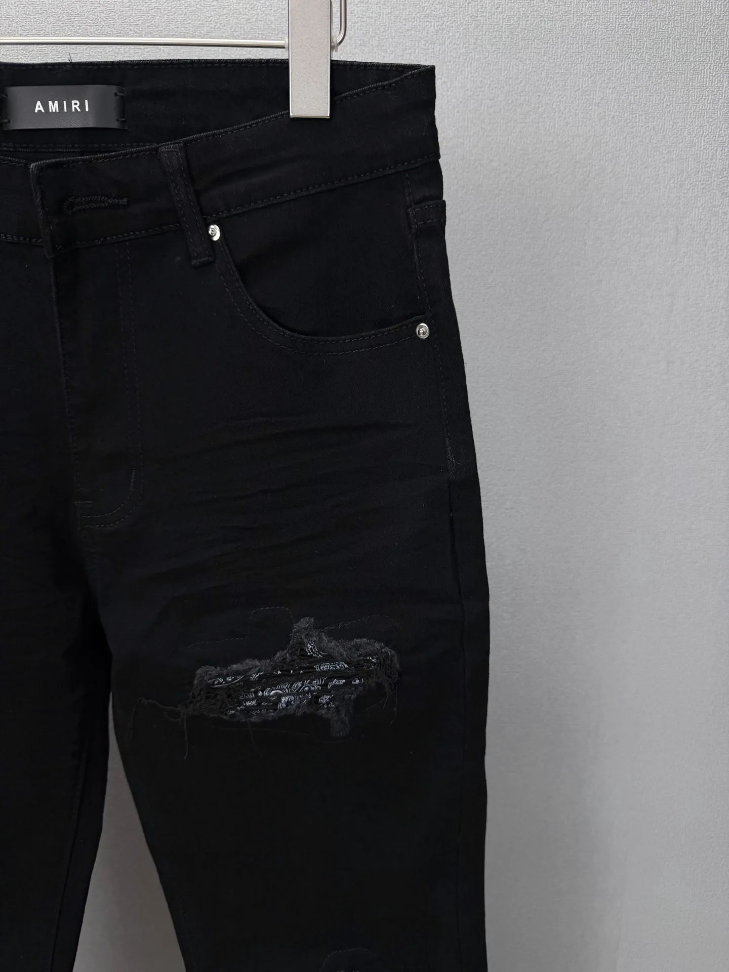 Amiri 2026New Arrival Ripped Pattern Patched Couple's Washed Stretch Jeans High Version High Version Top Ceiling Quality Styles with different washed textures are very friendly to people with thin legs and thick legs. The straight and loose version is very flattering to the leg shape. The moderate length will never go out of style, easy to match with casually, the basic styling of various styles, a must-have in the wardrobe! The fabric is stiff but also makes the upper body soft without losing texture. The washing process is even more perfect. It is a must-have item for everyone! ! ! Washed wheat, hang tag, pants label, three complete labels Color: Black Size: 28, 30, 32, 34 (four sizes)