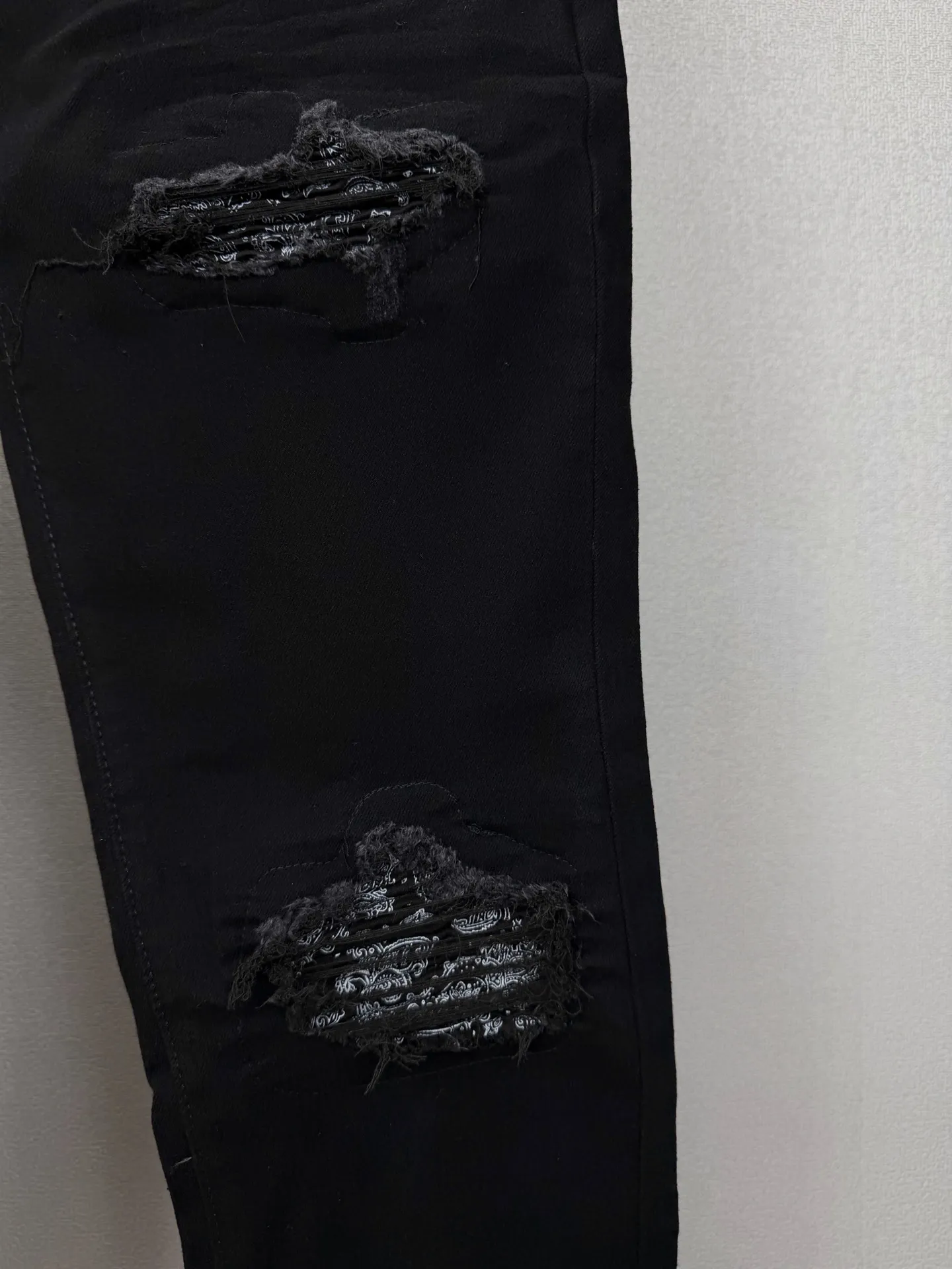 Amiri 2026New Arrival Ripped Pattern Patched Couple's Washed Stretch Jeans High Version High Version Top Ceiling Quality Styles with different washed textures are very friendly to people with thin legs and thick legs. The straight and loose version is very flattering to the leg shape. The moderate length will never go out of style, easy to match with casually, the basic styling of various styles, a must-have in the wardrobe! The fabric is stiff but also makes the upper body soft without losing texture. The washing process is even more perfect. It is a must-have item for everyone! ! ! Washed wheat, hang tag, pants label, three complete labels Color: Black Size: 28, 30, 32, 34 (four sizes)
