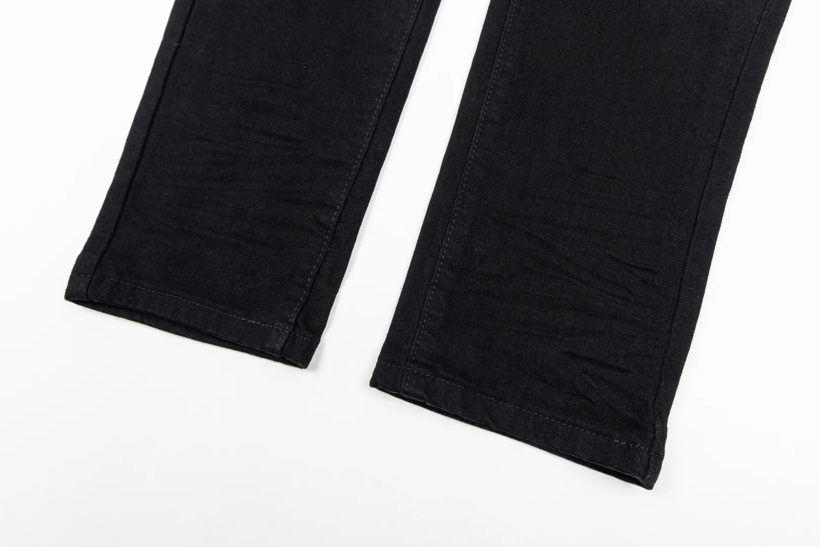 (Top version) AMIRI's new high-luxury heavy-duty stretch washed hole patch high-street fashionable men's and women's couple jeans AMIRI's family uses organic long-staple cotton denim fabrics originating in Los Angeles this year! After a pure natural alkaline phosphatase washing process, the special blue Gray tone is noble and high-end. It feels skin-friendly and delicate, and the inner layer is particularly comfortable when touching the skin! The elastic spandex component makes it particularly comfortable for daily activities. The original and rare Premium fabric is a rare find! Details after details! Amiri's New Arrival high street luxury jeans in Los Angeles mall! The front and back pieces have undergone a multi-layered three-dimensional polishing process, giving the upper body a stylish texture! The metal laser embossed MA metal Brown Nappa leather label on the waist is very exquisite! The pockets are also inlaid with tungsten steel metal logos, and the interior has exquisite ceiling-level workmanship! Hot sale jeans in Los Angeles counters! Enjoy the quality when you wear it yourself, and the value is high as a gift! Manage any large-scale business occasions and Premium private clubs without stress! Highly recommended to buy! Style number: 2046 Color: Black Size: 28 30 32 34
