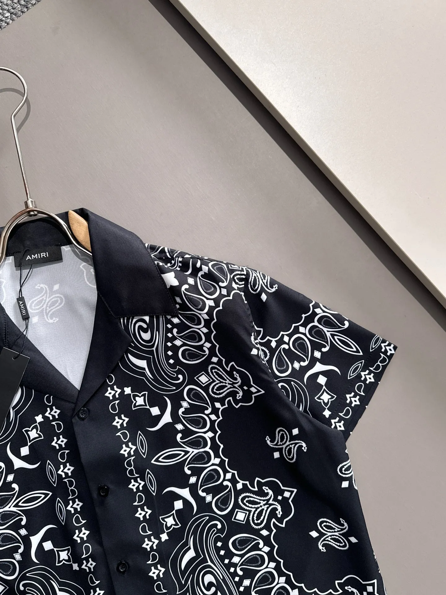 amiri 2026 Summer Classic LOGO design all-over printed shirt, light and thin cotton with full-body digital printing, made of high-quality polyester fiber fabric, carefully crafted into a standard version, Versatile style for leisure time! The Classic logo is very eye-catching, showing a sense of luxury and style, becoming the mainstream of Classic and never going out of style with a hint of elegance! Stunningly handsome Classic with dashing looks. Same Style for men and women. Sizes: M-3XL (Please note your height and weight when placing an order)