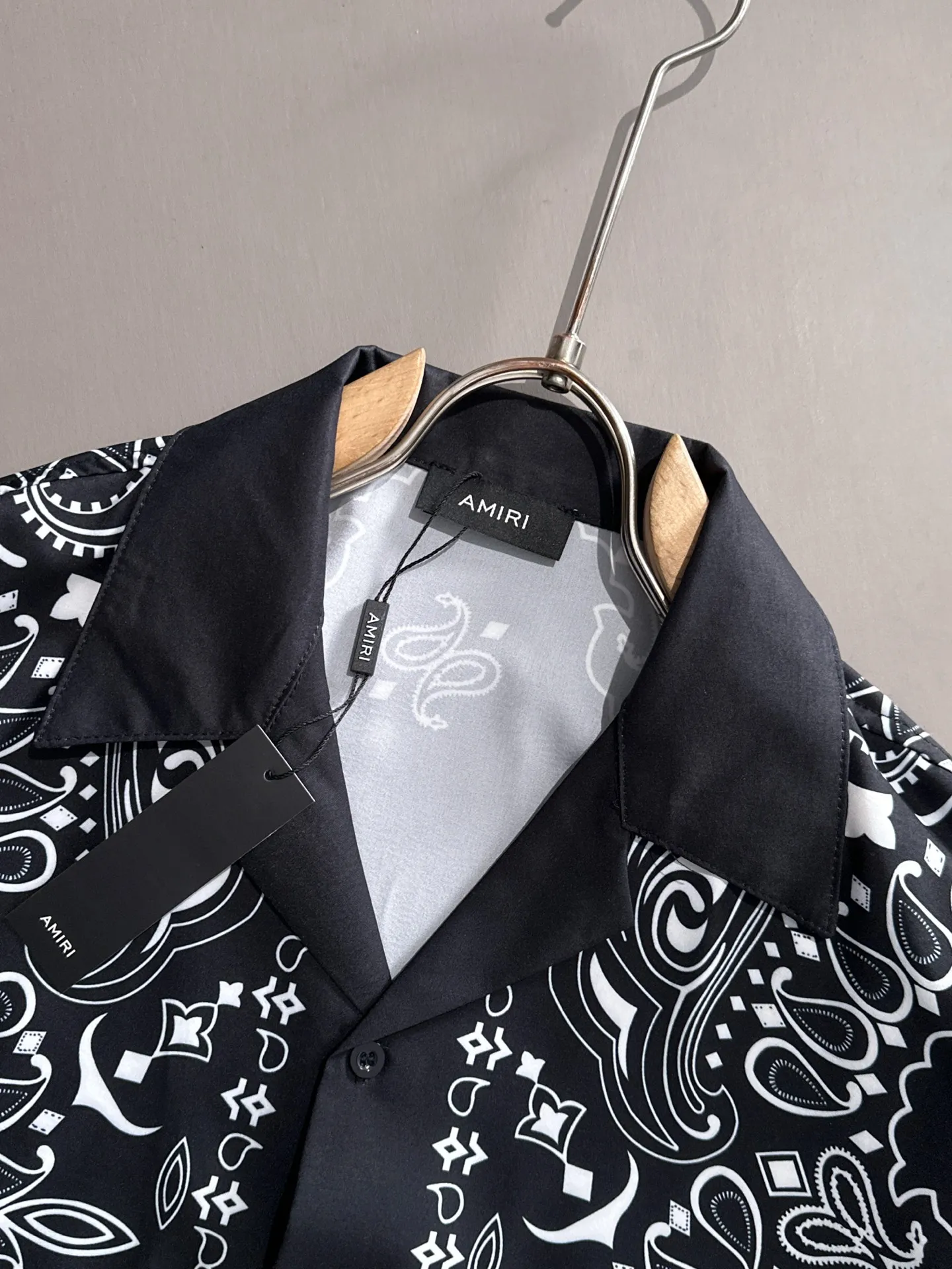 amiri 2026 Summer Classic LOGO design all-over printed shirt, light and thin cotton with full-body digital printing, made of high-quality polyester fiber fabric, carefully crafted into a standard version, Versatile style for leisure time! The Classic logo is very eye-catching, showing a sense of luxury and style, becoming the mainstream of Classic and never going out of style with a hint of elegance! Stunningly handsome Classic with dashing looks. Same Style for men and women. Sizes: M-3XL (Please note your height and weight when placing an order)