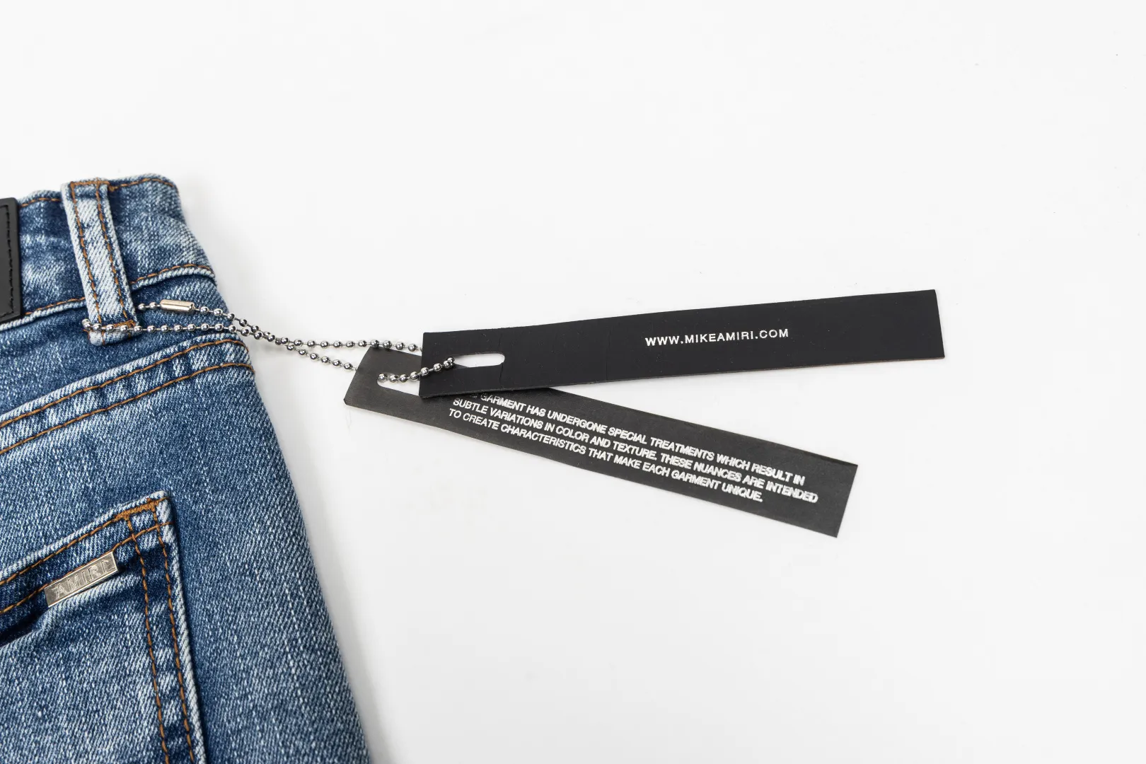 (Top version) AMIRI's new high-luxury heavy-duty stretch water patch embroidered high-street trendy men's and women's couple jeans AMIRI's family uses organic long-staple cotton denim fabrics originating in Los Angeles this year! After a pure natural alkaline phosphatase washing process, the special blue Gray tone is noble and high-end. It feels skin-friendly and delicate, and the inner layer is particularly comfortable when touching the skin! The elastic spandex component makes it particularly comfortable for daily activities. The original and rare Premium fabric is a rare find! Details after details! Amiri's New Arrival high street luxury jeans in Los Angeles mall! The front and back pieces have undergone a multi-layered three-dimensional polishing process, giving the upper body a stylish texture! The metal laser embossed MA metal Brown Nappa leather label on the waist is very exquisite! The pockets are also inlaid with tungsten steel metal logos, and the interior has exquisite ceiling-level workmanship! Hot sale jeans in Los Angeles counters! Enjoy the quality when you wear it yourself, and the value is high as a gift! Manage any large-scale business occasions and Premium private clubs without stress! Highly recommended to buy! Style number: 2056 Color: Blue Size: 28 30 32 34