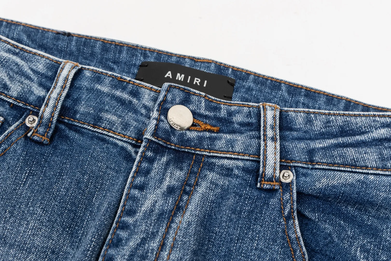 (Top version) AMIRI's new high-luxury heavy-duty stretch water patch embroidered high-street trendy men's and women's couple jeans AMIRI's family uses organic long-staple cotton denim fabrics originating in Los Angeles this year! After a pure natural alkaline phosphatase washing process, the special blue Gray tone is noble and high-end. It feels skin-friendly and delicate, and the inner layer is particularly comfortable when touching the skin! The elastic spandex component makes it particularly comfortable for daily activities. The original and rare Premium fabric is a rare find! Details after details! Amiri's New Arrival high street luxury jeans in Los Angeles mall! The front and back pieces have undergone a multi-layered three-dimensional polishing process, giving the upper body a stylish texture! The metal laser embossed MA metal Brown Nappa leather label on the waist is very exquisite! The pockets are also inlaid with tungsten steel metal logos, and the interior has exquisite ceiling-level workmanship! Hot sale jeans in Los Angeles counters! Enjoy the quality when you wear it yourself, and the value is high as a gift! Manage any large-scale business occasions and Premium private clubs without stress! Highly recommended to buy! Style number: 2056 Color: Blue Size: 28 30 32 34