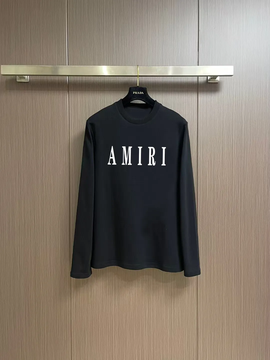 "𝙉𝙚𝙬🤍🖤AMIRI" 2026 Autumn and Winter Counter New Arrival Fashionable and casual bottoming shirt, long-sleeved T-shirt, made of high-density pure cotton fabric with exquisite original logo. It has both comfort and breathability, and is extremely soft. It is very handsome whether worn alone or as an inner layer. It conforms to men’s practical dressing habits and pursues luxury, noble and elegant style, creating extraordinary men’s taste. The visual effect is very good, the grade is very high, simple and fashionable, and it is a must-have choice for leisure and business! Color: White Black Sizes: S M L