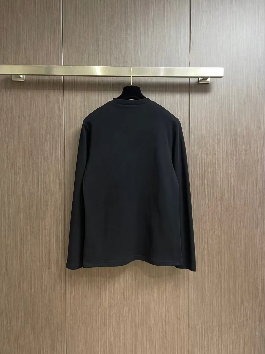 "𝙉𝙚𝙬🤍🖤AMIRI" 2026 Autumn and Winter Counter New Arrival Fashionable and casual bottoming shirt, long-sleeved T-shirt, made of high-density pure cotton fabric with exquisite original logo. It has both comfort and breathability, and is extremely soft. It is very handsome whether worn alone or as an inner layer. It conforms to men’s practical dressing habits and pursues luxury, noble and elegant style, creating extraordinary men’s taste. The visual effect is very good, the grade is very high, simple and fashionable, and it is a must-have choice for leisure and business! Color: White Black Sizes: S M L