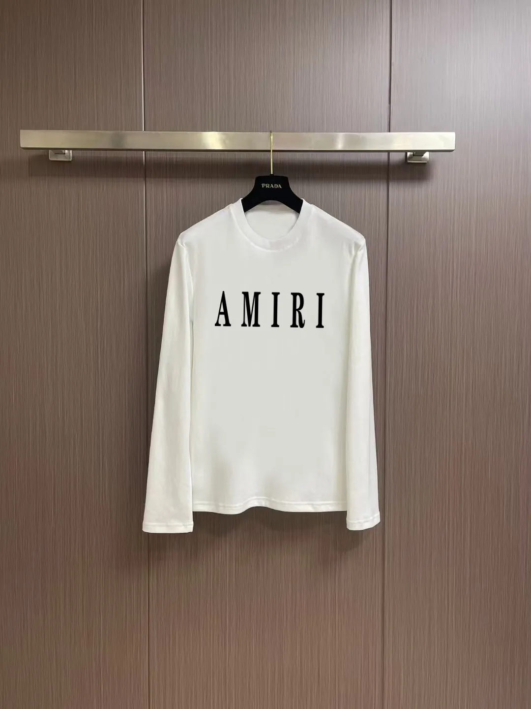 "𝙉𝙚𝙬🤍🖤AMIRI" 2026 Autumn and Winter Counter New Arrival Fashionable and casual bottoming shirt, long-sleeved T-shirt, made of high-density pure cotton fabric with exquisite original logo. It has both comfort and breathability, and is extremely soft. It is very handsome whether worn alone or as an inner layer. It conforms to men’s practical dressing habits and pursues luxury, noble and elegant style, creating extraordinary men’s taste. The visual effect is very good, the grade is very high, simple and fashionable, and it is a must-have choice for leisure and business! Color: White Black Sizes: S M L