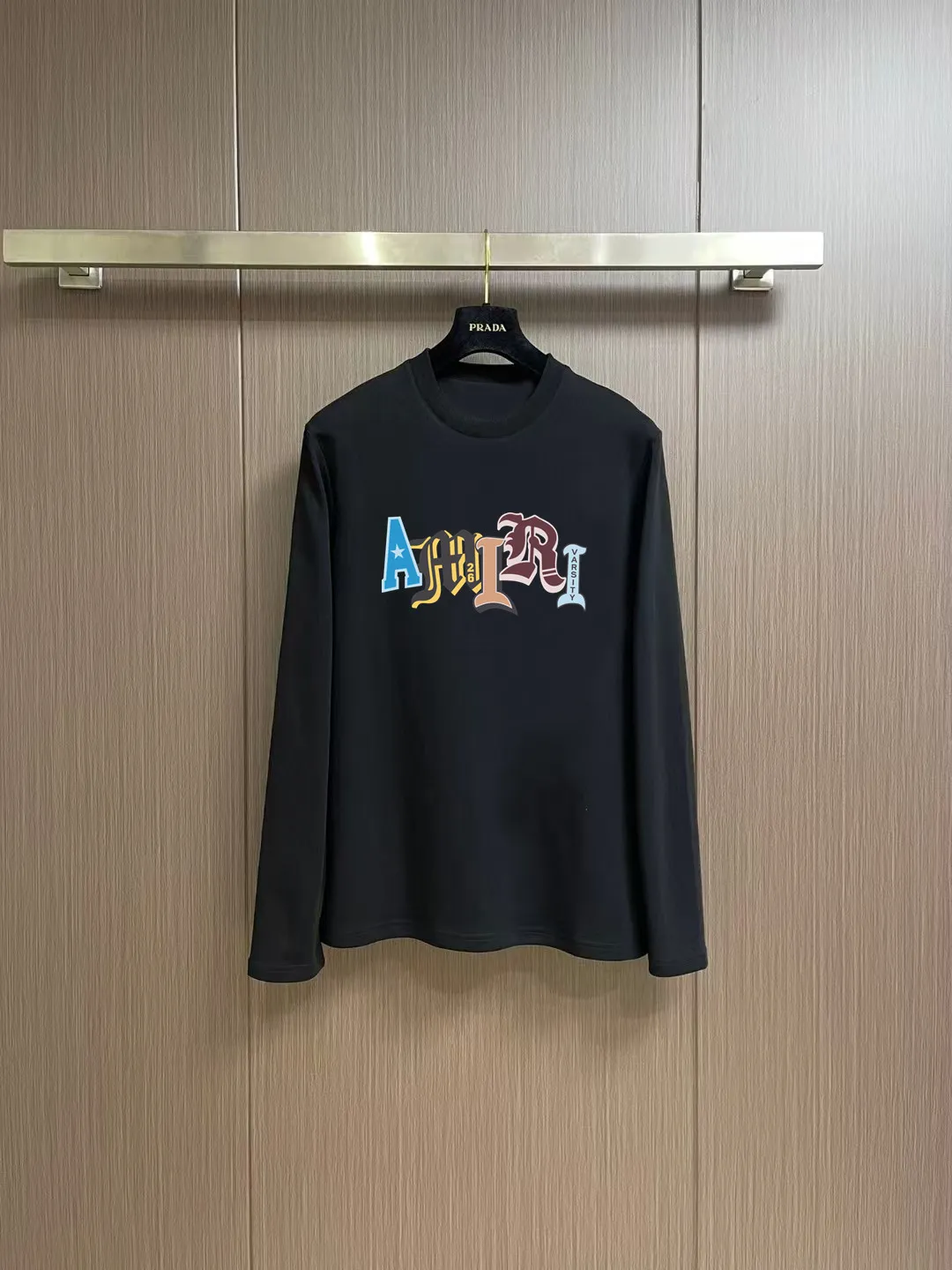 "𝙉𝙚𝙬🤍🖤AMIRI" 2026 Autumn and Winter Counter New Arrival Fashionable and casual bottoming shirt, long-sleeved T-shirt, made of high-density pure cotton fabric with exquisite original logo. It has both comfort and breathability, and is extremely soft. It is very handsome whether worn alone or as an inner layer. It conforms to men’s practical dressing habits and pursues luxury, noble and elegant style, creating extraordinary men’s taste. The visual effect is very good, the grade is very high, simple and fashionable, and it is a must-have choice for leisure and business! Color: White Black Sizes: S M L