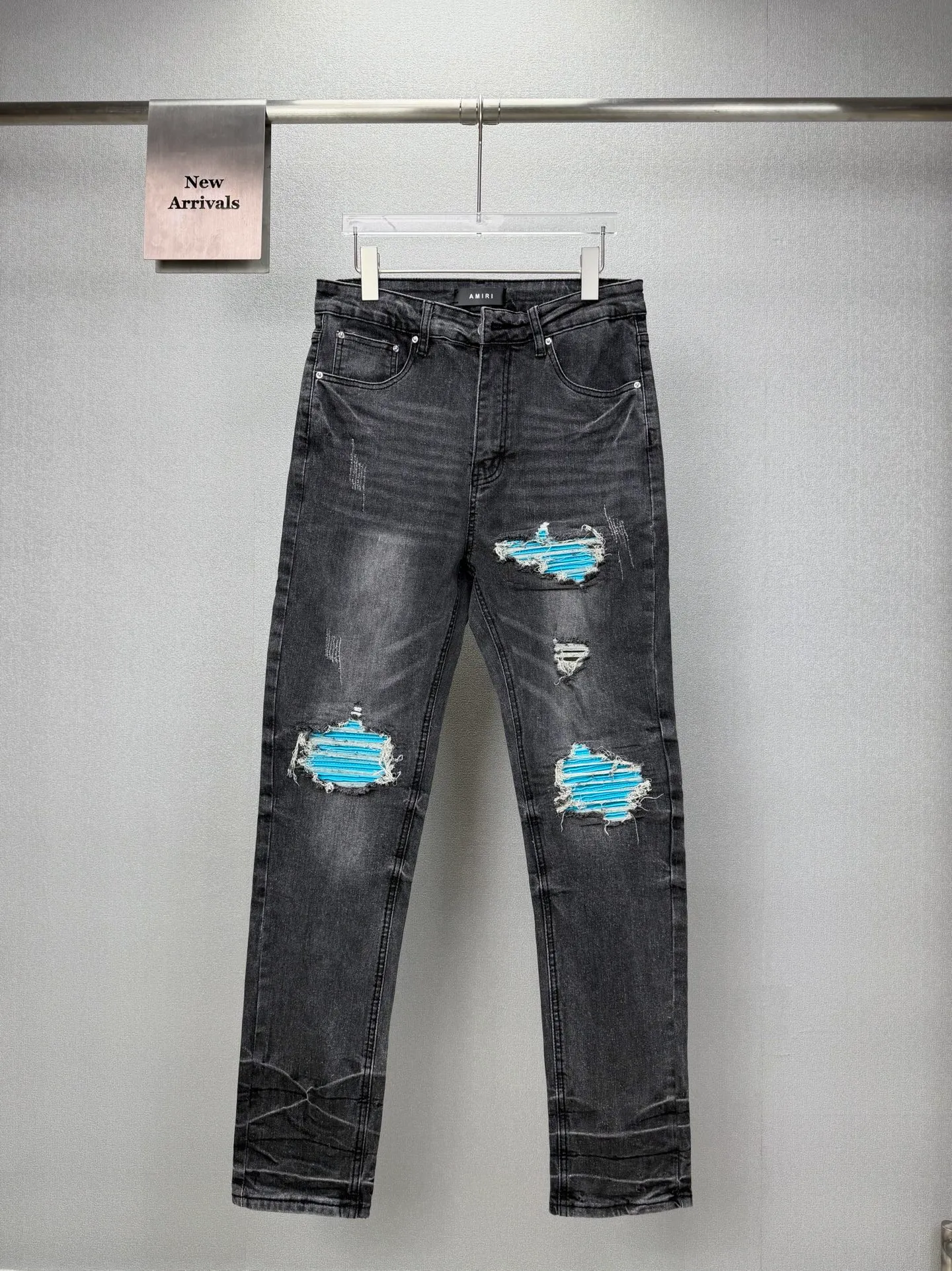 Amiri 2026 New Arrival Frayed Blue Patch Couple's Washed Stretch Jeans High Version High Version Top Ceiling Quality Styles with different washed textures are very friendly to people with thin legs and thick legs. The straight and loose version is very flattering to the leg shape. The moderate length is timeless and easy to match. It is the basis of various styles and a must-have in the wardrobe! The fabric is stiff but also makes the upper body soft without losing texture. The washing process is even more perfect. It is a must-have item for everyone! ! ! Washed wheat, tag, pants label, three labels complete Color: washed black Size: 28, 30, 32, 34 (four sizes)
