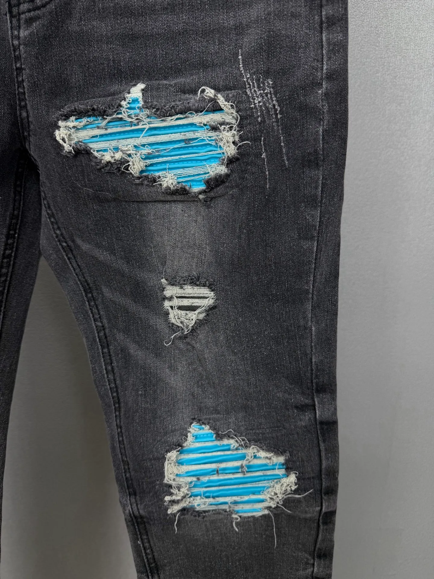 Amiri 2026 New Arrival Frayed Blue Patch Couple's Washed Stretch Jeans High Version High Version Top Ceiling Quality Styles with different washed textures are very friendly to people with thin legs and thick legs. The straight and loose version is very flattering to the leg shape. The moderate length is timeless and easy to match. It is the basis of various styles and a must-have in the wardrobe! The fabric is stiff but also makes the upper body soft without losing texture. The washing process is even more perfect. It is a must-have item for everyone! ! ! Washed wheat, tag, pants label, three labels complete Color: washed black Size: 28, 30, 32, 34 (four sizes)
