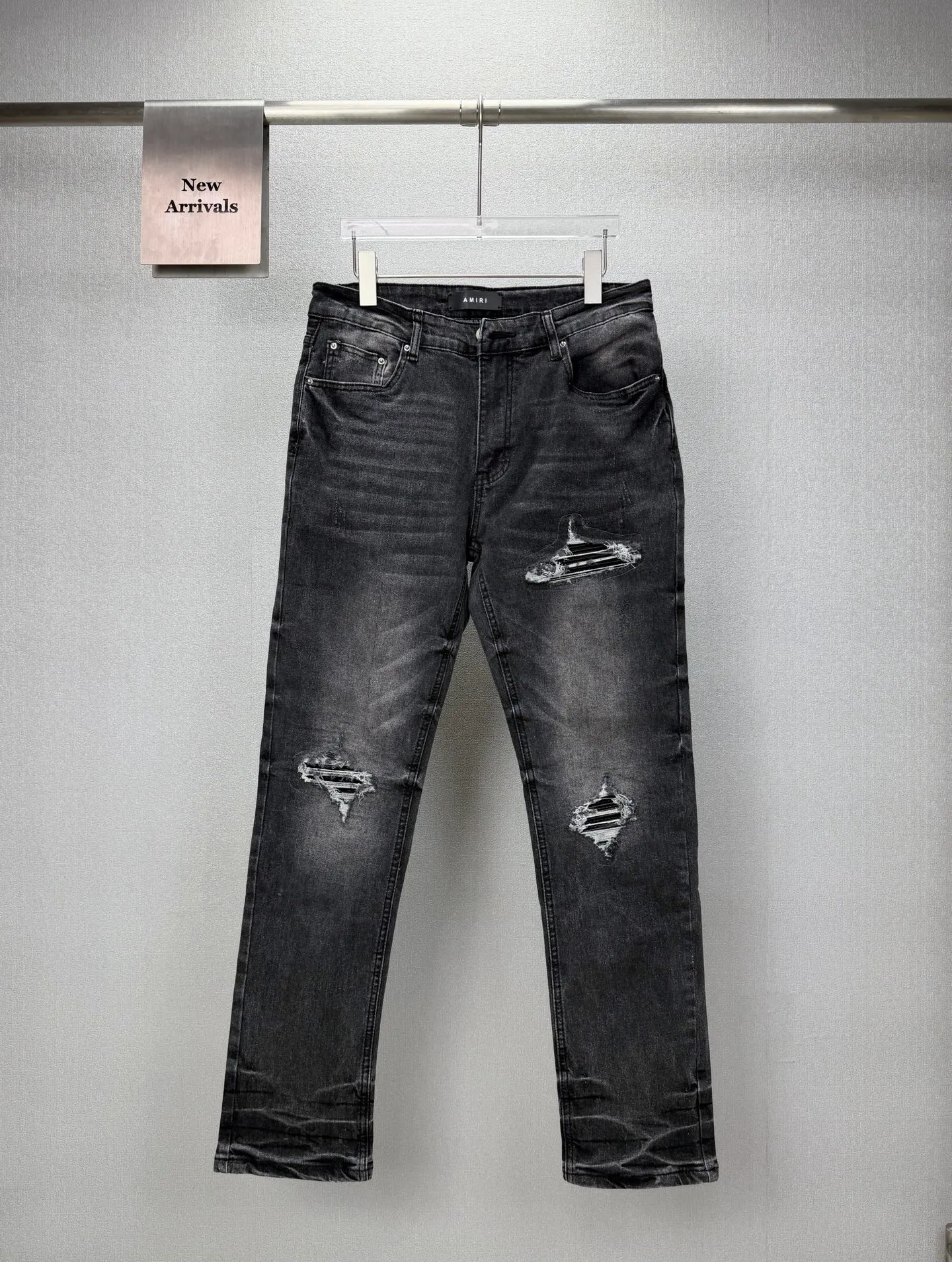 Amiri 2026New Arrival Distressed Black Patch Couple's Washed Stretch Jeans High Version High Version Top Ceiling Quality Styles with different washed textures are very friendly to people with thin legs and thick legs. The straight and loose version is very flattering to the leg shape. The moderate length is timeless and easy to match. It is the basis of various styles and a must-have in the wardrobe! The fabric is stiff but also makes the upper body soft without losing texture. The washing process is even more perfect. It is a must-have item for everyone! ! ! Washed wheat, tag, pants label, three labels complete Color: washed black Size: 28, 30, 32, 34 (four sizes)
