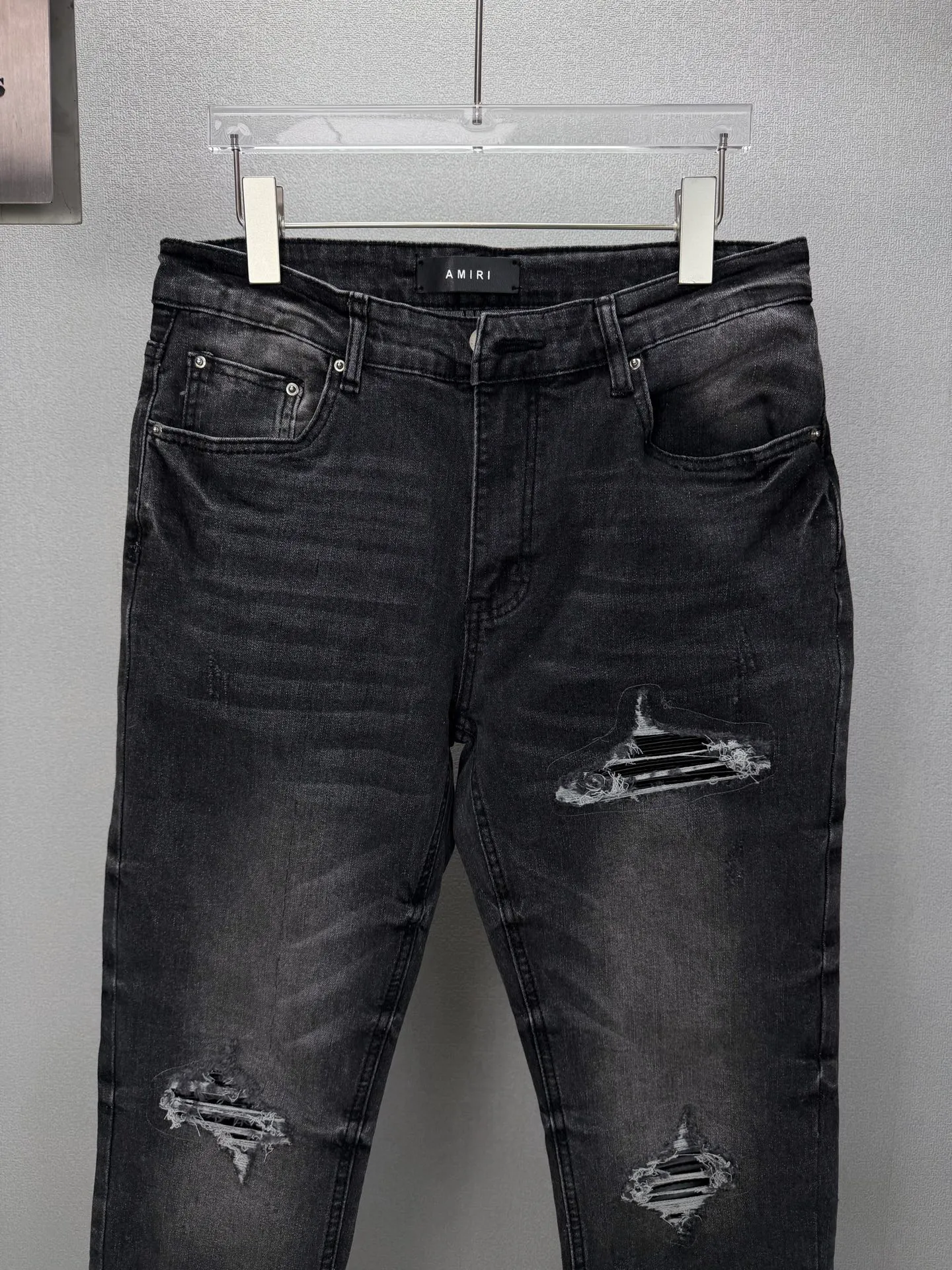 Amiri 2026New Arrival Distressed Black Patch Couple's Washed Stretch Jeans High Version High Version Top Ceiling Quality Styles with different washed textures are very friendly to people with thin legs and thick legs. The straight and loose version is very flattering to the leg shape. The moderate length is timeless and easy to match. It is the basis of various styles and a must-have in the wardrobe! The fabric is stiff but also makes the upper body soft without losing texture. The washing process is even more perfect. It is a must-have item for everyone! ! ! Washed wheat, tag, pants label, three labels complete Color: washed black Size: 28, 30, 32, 34 (four sizes)