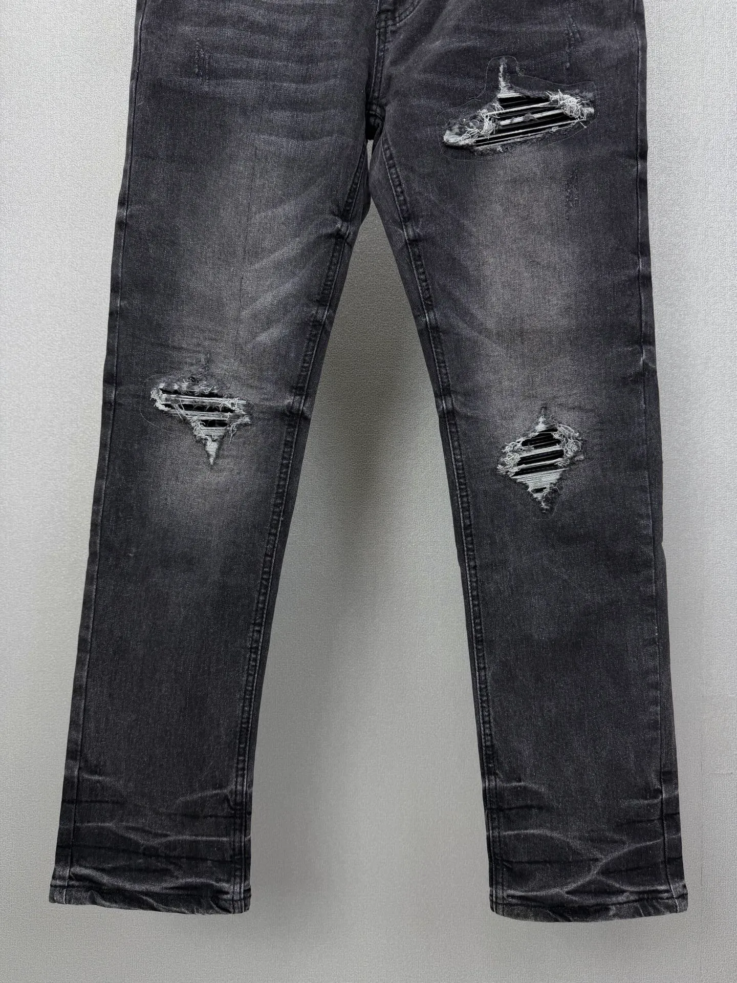 Amiri 2026New Arrival Distressed Black Patch Couple's Washed Stretch Jeans High Version High Version Top Ceiling Quality Styles with different washed textures are very friendly to people with thin legs and thick legs. The straight and loose version is very flattering to the leg shape. The moderate length is timeless and easy to match. It is the basis of various styles and a must-have in the wardrobe! The fabric is stiff but also makes the upper body soft without losing texture. The washing process is even more perfect. It is a must-have item for everyone! ! ! Washed wheat, tag, pants label, three labels complete Color: washed black Size: 28, 30, 32, 34 (four sizes)