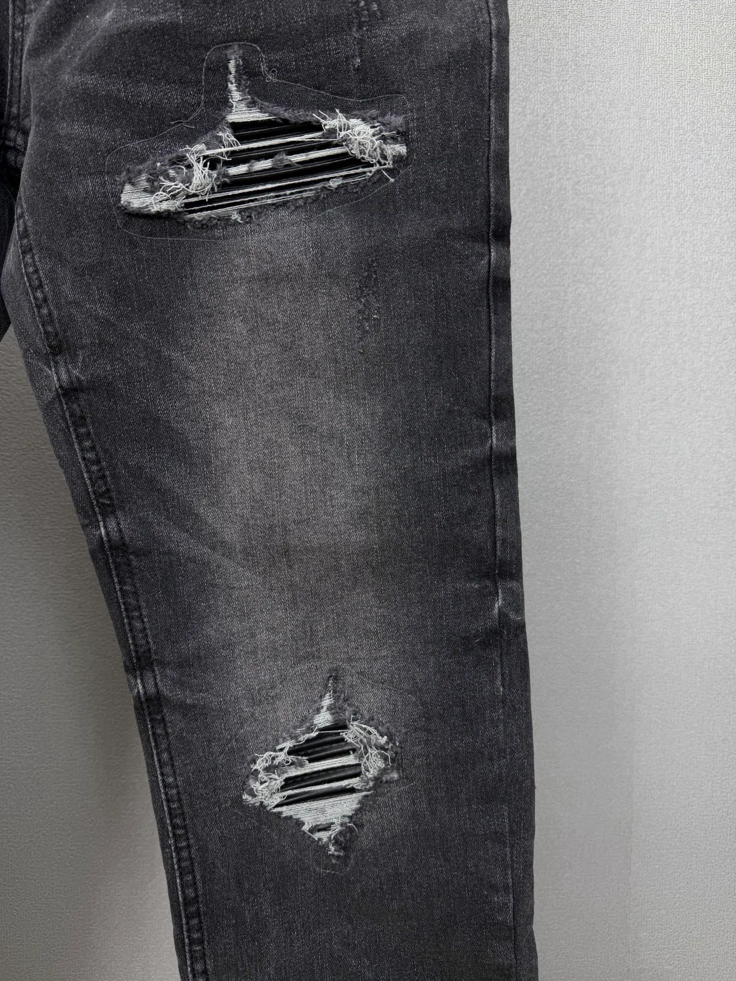 Amiri 2026New Arrival Distressed Black Patch Couple's Washed Stretch Jeans High Version High Version Top Ceiling Quality Styles with different washed textures are very friendly to people with thin legs and thick legs. The straight and loose version is very flattering to the leg shape. The moderate length is timeless and easy to match. It is the basis of various styles and a must-have in the wardrobe! The fabric is stiff but also makes the upper body soft without losing texture. The washing process is even more perfect. It is a must-have item for everyone! ! ! Washed wheat, tag, pants label, three labels complete Color: washed black Size: 28, 30, 32, 34 (four sizes)