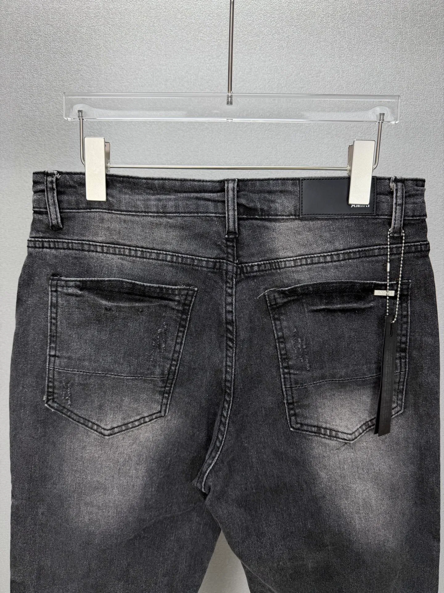 Amiri 2026New Arrival Distressed Black Patch Couple's Washed Stretch Jeans High Version High Version Top Ceiling Quality Styles with different washed textures are very friendly to people with thin legs and thick legs. The straight and loose version is very flattering to the leg shape. The moderate length is timeless and easy to match. It is the basis of various styles and a must-have in the wardrobe! The fabric is stiff but also makes the upper body soft without losing texture. The washing process is even more perfect. It is a must-have item for everyone! ! ! Washed wheat, tag, pants label, three labels complete Color: washed black Size: 28, 30, 32, 34 (four sizes)