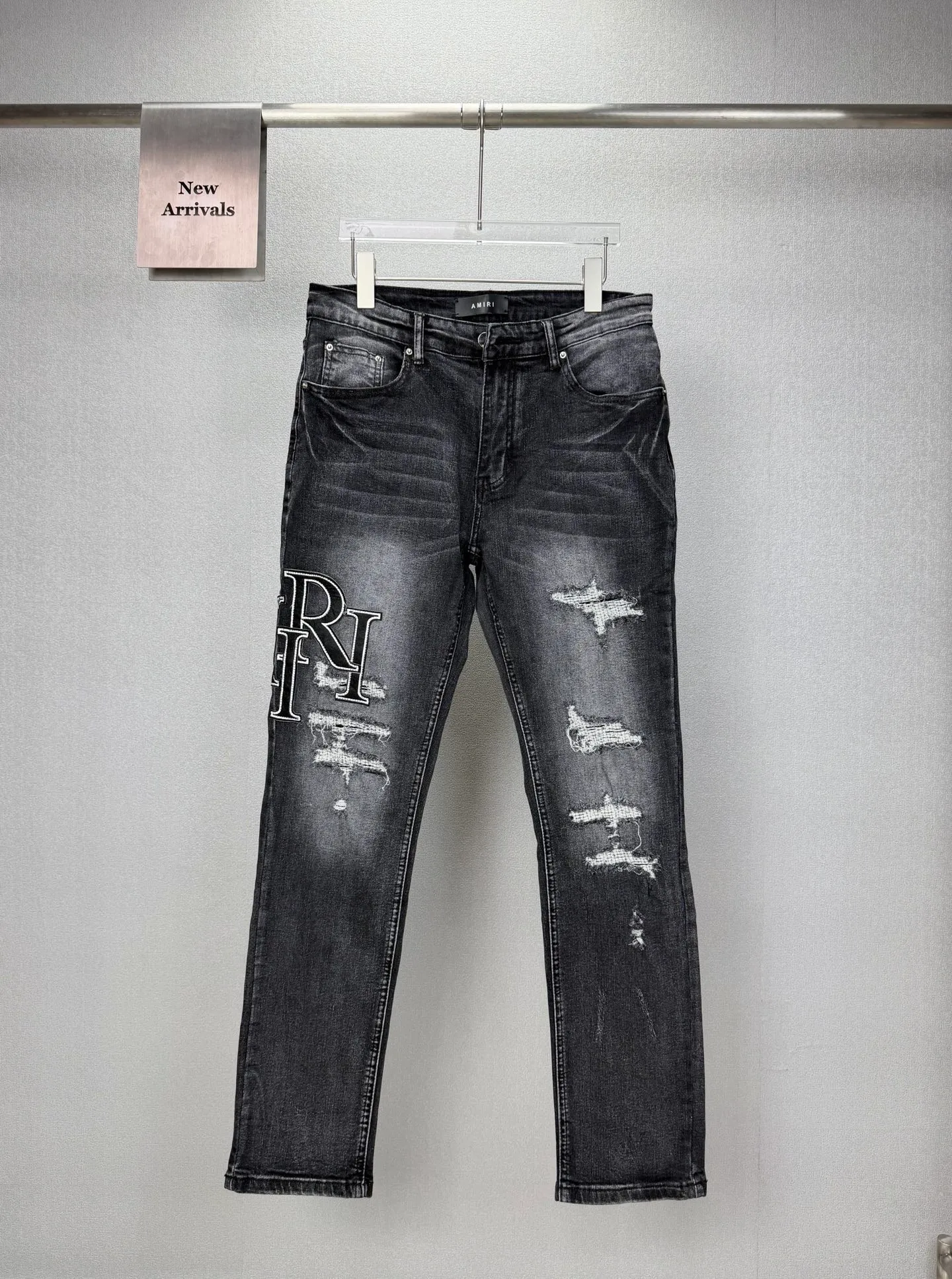 Amiri 2026New Arrival ripped black patch embroidered letters couple style washed stretch jeans high version high version top ceiling quality styles with different washed textures, very friendly to people with thin legs and thick legs, straight and loose version very flattering leg shape timeless moderate length, easy to match with casual, basic styling for various styles, a must-have in the wardrobe! The fabric is stiff but also makes the upper body soft without losing texture. The washing process is even more perfect. It is a must-have item for everyone! ! ! Washed wheat, tag, pants label, three labels complete Color: washed black Size: 28, 30, 32, 34 (four sizes)