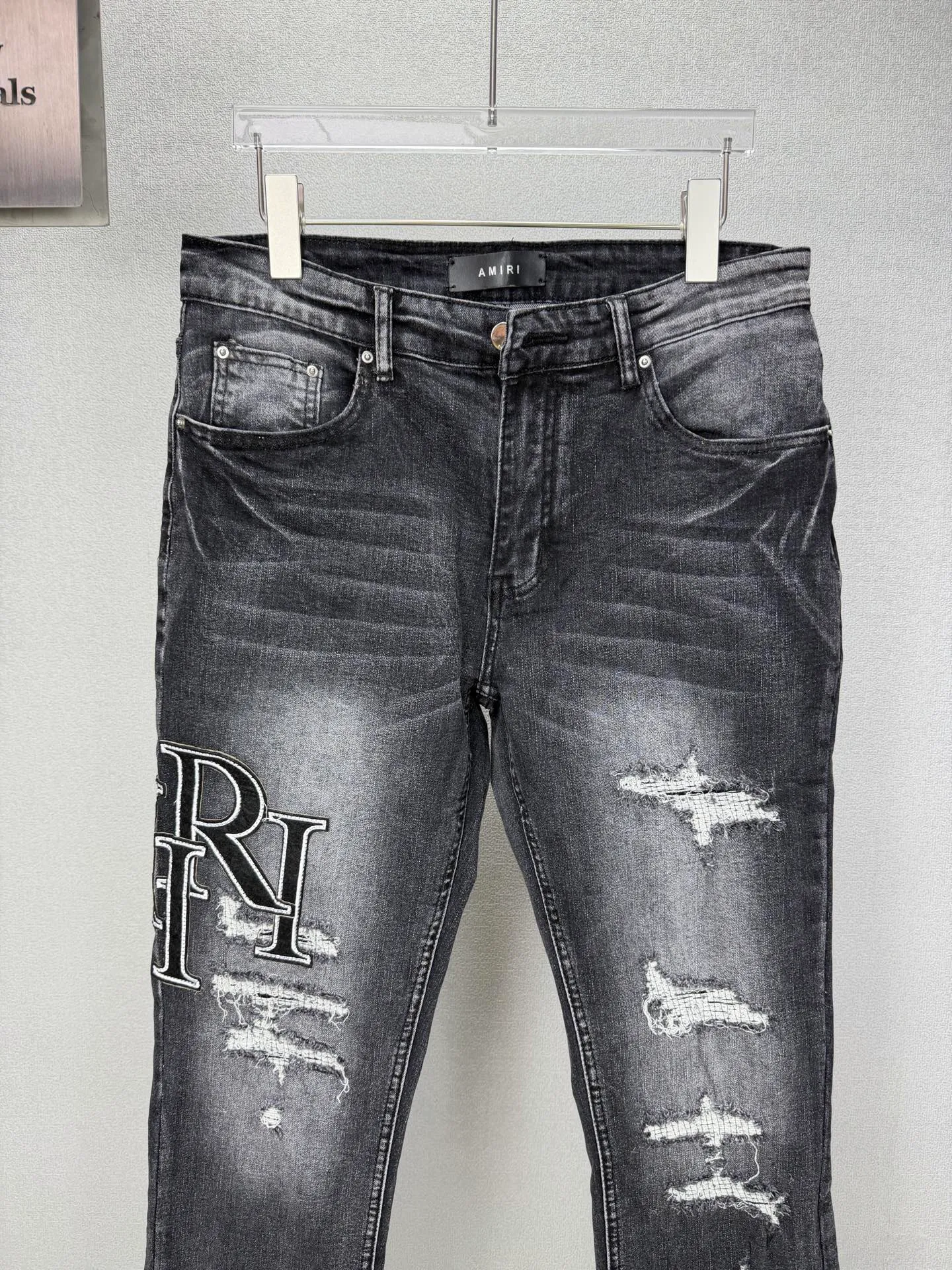 Amiri 2026New Arrival ripped black patch embroidered letters couple style washed stretch jeans high version high version top ceiling quality styles with different washed textures, very friendly to people with thin legs and thick legs, straight and loose version very flattering leg shape timeless moderate length, easy to match with casual, basic styling for various styles, a must-have in the wardrobe! The fabric is stiff but also makes the upper body soft without losing texture. The washing process is even more perfect. It is a must-have item for everyone! ! ! Washed wheat, tag, pants label, three labels complete Color: washed black Size: 28, 30, 32, 34 (four sizes)