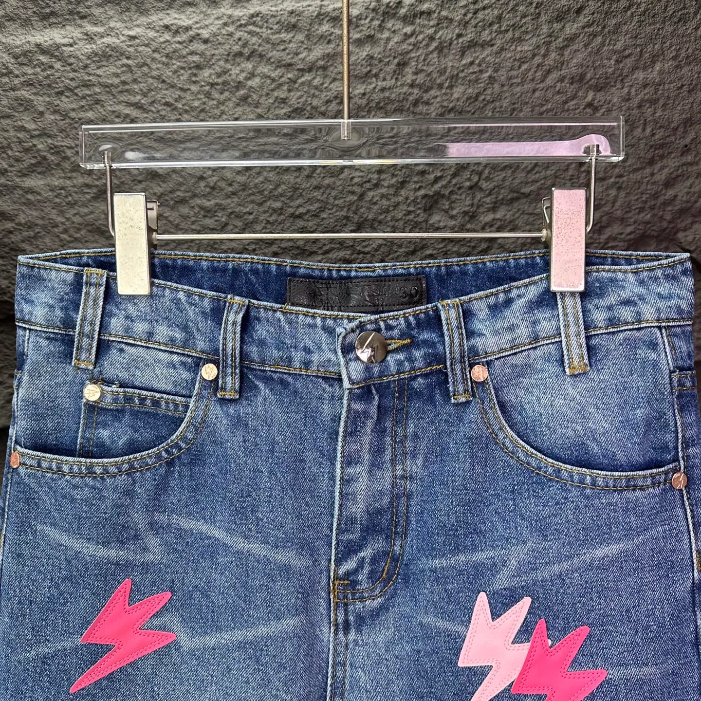 Amexnocap niche brand 2025 New Arrival Pink Lightning ️Spliced ​​leather couple style washed jeans High version High version Top ceiling Quality Styles with different washed textures, very friendly to people with thin legs and thick legs, the slightly flared version is very flattering to the leg shape. Moderate length that never goes out of style, easy to match with casual, basic styling for various styles, a must-have in the wardrobe! The fabric is stiff but also makes the upper body soft without losing texture. The washing process is even more perfect. It is a must-have item for everyone! ! ! Washed wheat, hang tag, pants label, three complete labels Color: Blue Size: 28, 30, 32, 34, 36 (five sizes)