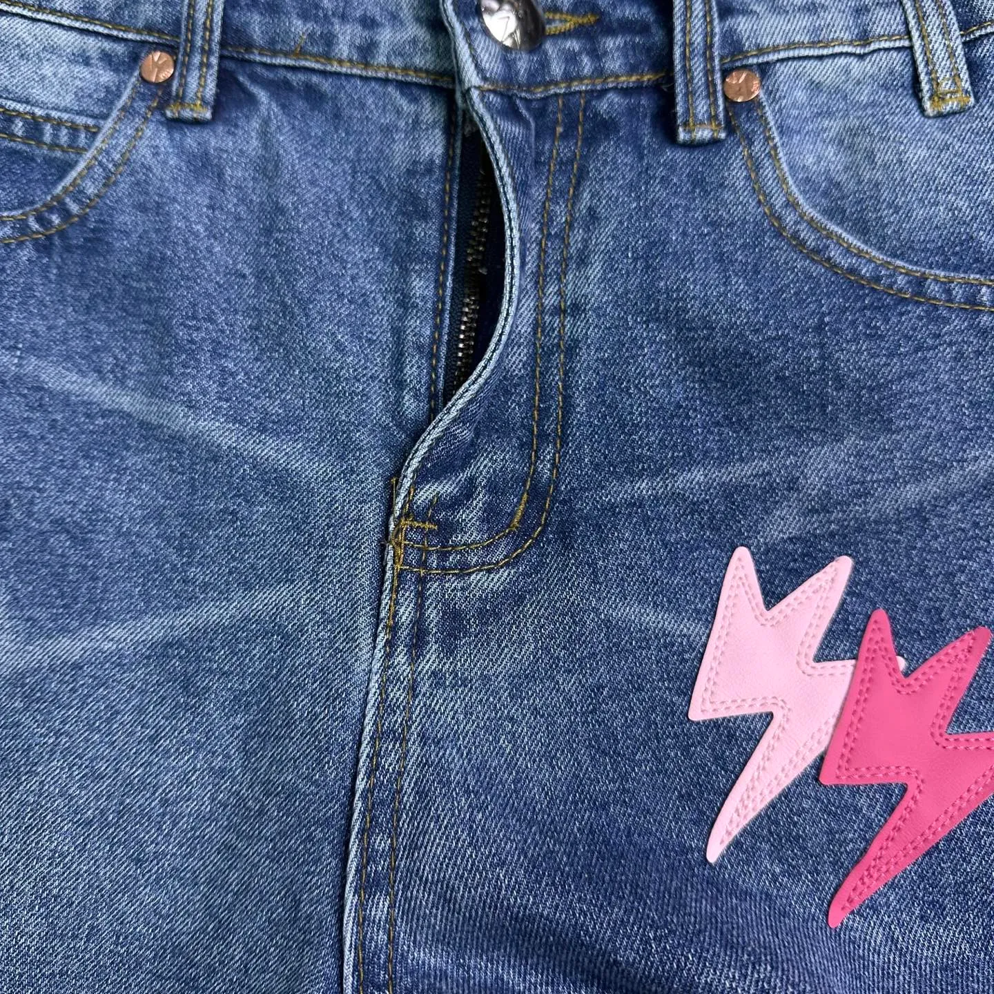 Amexnocap niche brand 2025 New Arrival Pink Lightning ️Spliced ​​leather couple style washed jeans High version High version Top ceiling Quality Styles with different washed textures, very friendly to people with thin legs and thick legs, the slightly flared version is very flattering to the leg shape. Moderate length that never goes out of style, easy to match with casual, basic styling for various styles, a must-have in the wardrobe! The fabric is stiff but also makes the upper body soft without losing texture. The washing process is even more perfect. It is a must-have item for everyone! ! ! Washed wheat, hang tag, pants label, three complete labels Color: Blue Size: 28, 30, 32, 34, 36 (five sizes)