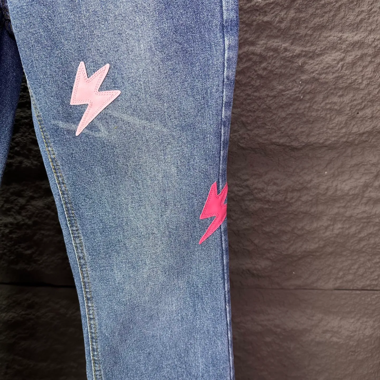 Amexnocap niche brand 2025 New Arrival Pink Lightning ️Spliced ​​leather couple style washed jeans High version High version Top ceiling Quality Styles with different washed textures, very friendly to people with thin legs and thick legs, the slightly flared version is very flattering to the leg shape. Moderate length that never goes out of style, easy to match with casual, basic styling for various styles, a must-have in the wardrobe! The fabric is stiff but also makes the upper body soft without losing texture. The washing process is even more perfect. It is a must-have item for everyone! ! ! Washed wheat, hang tag, pants label, three complete labels Color: Blue Size: 28, 30, 32, 34, 36 (five sizes)