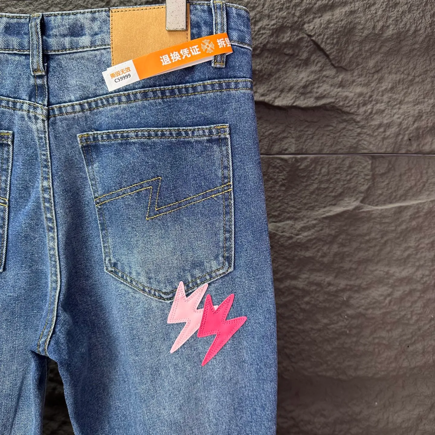 Amexnocap niche brand 2025 New Arrival Pink Lightning ️Spliced ​​leather couple style washed jeans High version High version Top ceiling Quality Styles with different washed textures, very friendly to people with thin legs and thick legs, the slightly flared version is very flattering to the leg shape. Moderate length that never goes out of style, easy to match with casual, basic styling for various styles, a must-have in the wardrobe! The fabric is stiff but also makes the upper body soft without losing texture. The washing process is even more perfect. It is a must-have item for everyone! ! ! Washed wheat, hang tag, pants label, three complete labels Color: Blue Size: 28, 30, 32, 34, 36 (five sizes)