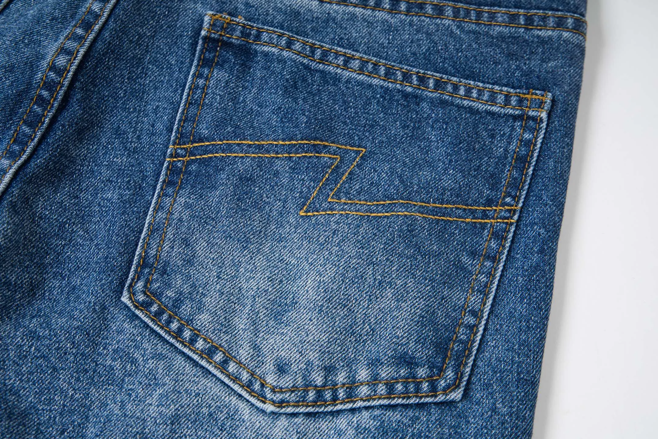 140 Amexnocap 2055 Internet celebrity New Arrival lightning Black White patchwork leather couple jeans Same Style for men and women. Same style. Styles with different wash textures are very friendly to people with thin legs and thick legs. The straight version is very flattering to the leg shape. The moderate length is timeless and easy to match. It has the basic styling foundation for various styles and is a must-have in the wardrobe! The fabric is stiff but also makes the upper body soft without losing texture. The washing process is even more perfect. It is a must-have item for everyone! ! ! Washed wheat, hang tag, trouser label, three labels complete Style number: # Color: blue Size: 28 30 32 34 36