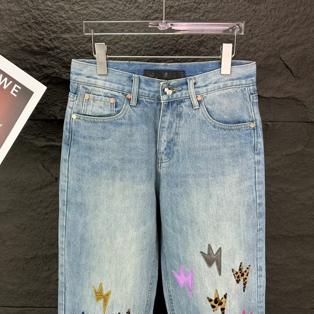 Amexnocap Niche Brand 2024 New Arrival Color Lightning ️Layered Couple Style Washed Jeans High Version High Version Top Ceiling Quality Styles with different washed textures, very friendly to people with thin legs and thick legs. The straight version is very flattering to the leg shape. Moderate length that never goes out of style, easy and casual to match, basic styling for various styles, a must-have in the wardrobe! The fabric is stiff but also makes the upper body soft without losing texture. The washing process is even more perfect. It is a must-have item for everyone! ! ! Washed wheat, hang tag, pants label, three labels complete Color: Light Blue Size: 28, 30, 32, 34, 36 (five sizes)