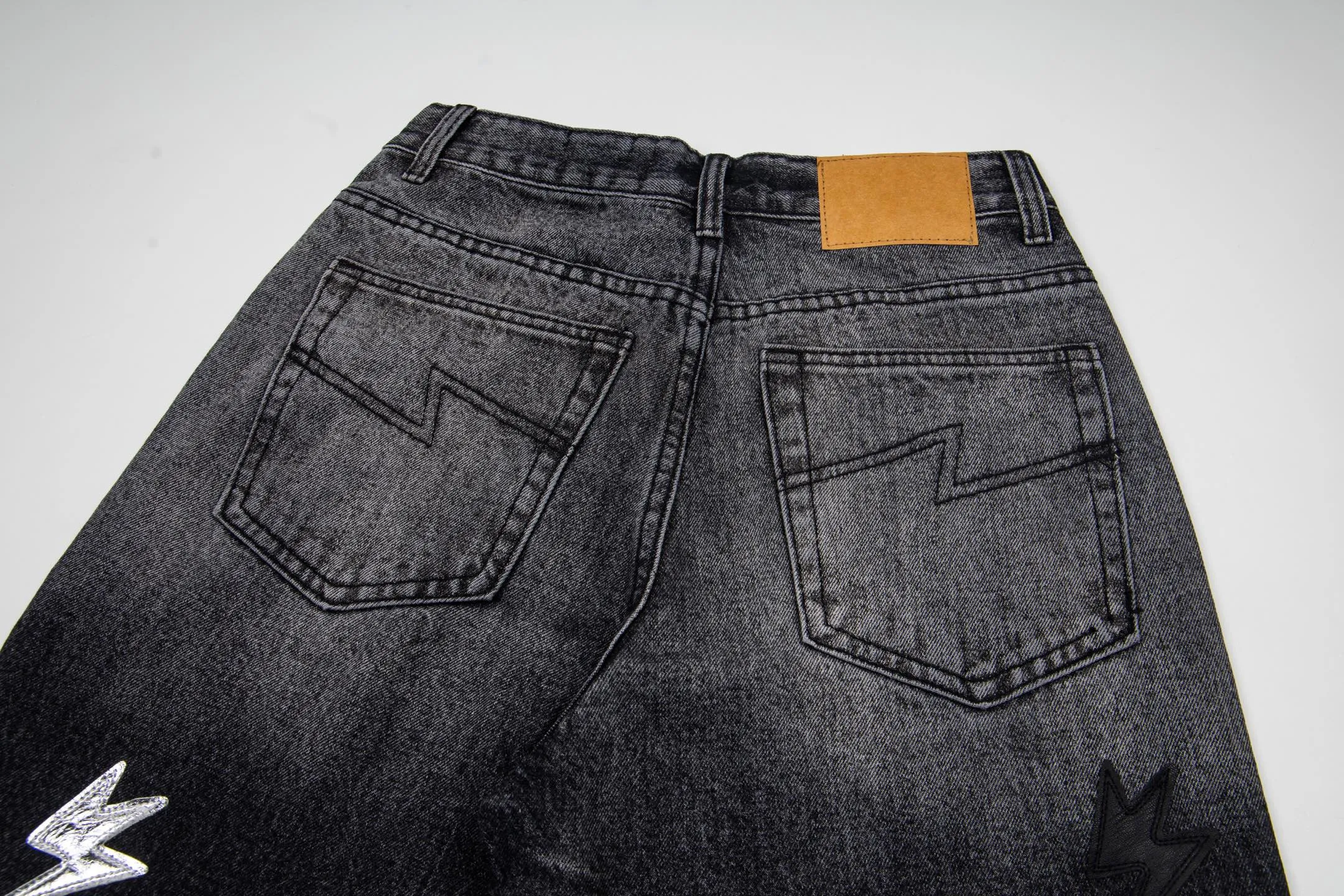 140 Amexnocap 2056 Internet celebrity New Arrival lightning Black White gradient patchwork leather couple jeans Same Style for men and women. Same style with different wash textures. It is very friendly to people with thin legs and thick legs. The straight version is very flattering to the leg shape. The moderate length is timeless and easy to match. It is the basis of various styles and a must-have in the wardrobe! The fabric is stiff but also makes the upper body soft without losing texture. The washing process is even more perfect. It is a must-have item for everyone! ! ! Washed wheat, hang tag, trouser label, three labels complete Style number: # Color: black Size: 28 30 32 34 36