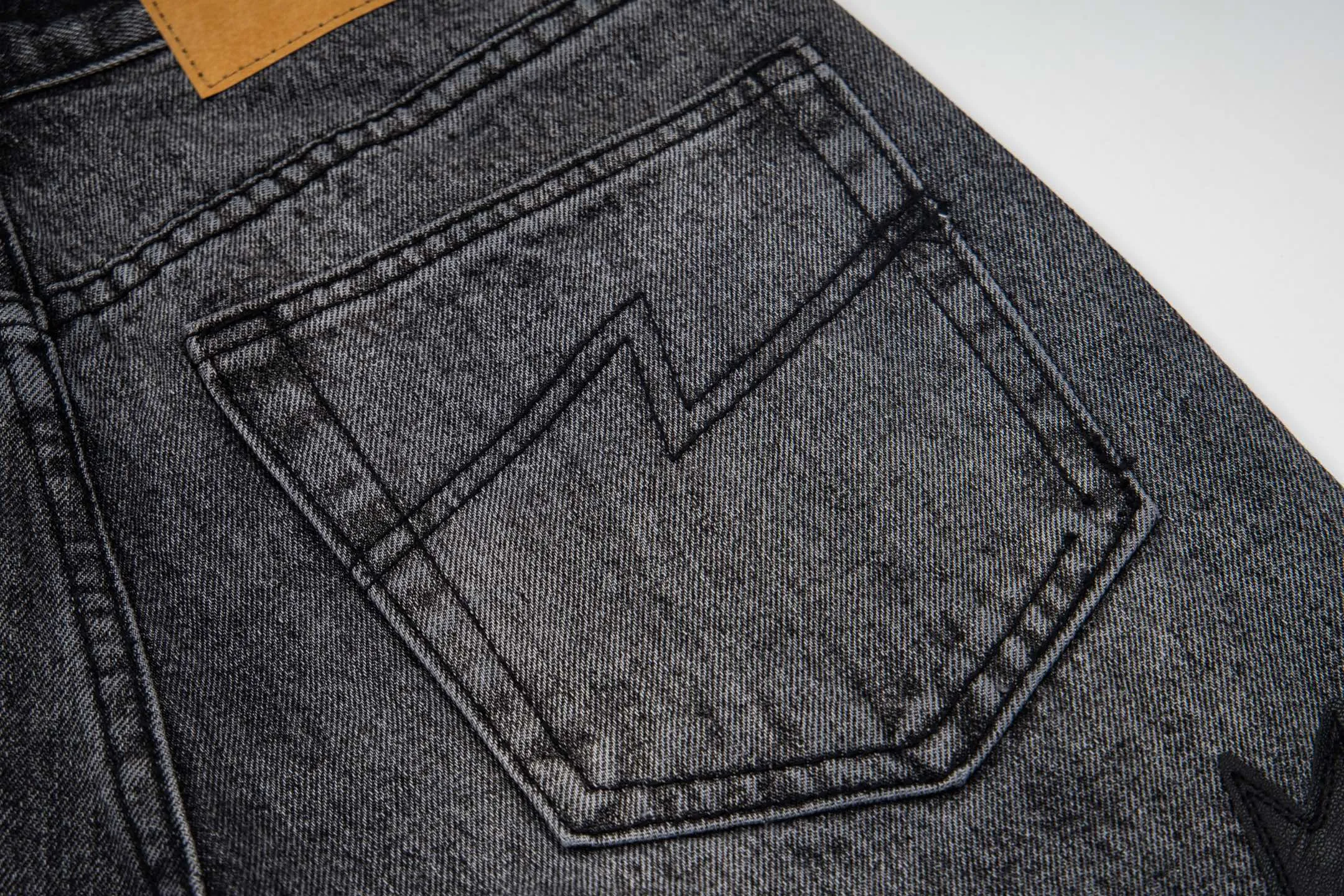 140 Amexnocap 2056 Internet celebrity New Arrival lightning Black White gradient patchwork leather couple jeans Same Style for men and women. Same style with different wash textures. It is very friendly to people with thin legs and thick legs. The straight version is very flattering to the leg shape. The moderate length is timeless and easy to match. It is the basis of various styles and a must-have in the wardrobe! The fabric is stiff but also makes the upper body soft without losing texture. The washing process is even more perfect. It is a must-have item for everyone! ! ! Washed wheat, hang tag, trouser label, three labels complete Style number: # Color: black Size: 28 30 32 34 36