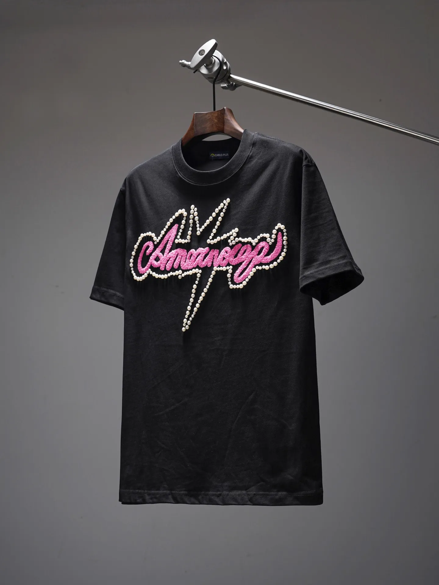 Model No. SL (Black) Amexnocap round neck short sleeves with embroidered letters and pearl logo, direct-injection printing, full package, complete with three labels, original supporting accessories 1:1, main mark process, very Premium, has been pre-shrunk at high temperature, not easy to deform after repeated washing, pure cotton, double yarn, no pilling, non-fading, comfortable, Breathable, matched with the same cylinder 1x 1 thread, oversize loose version, can be worn up to left and right, color: Black Size：S-XL