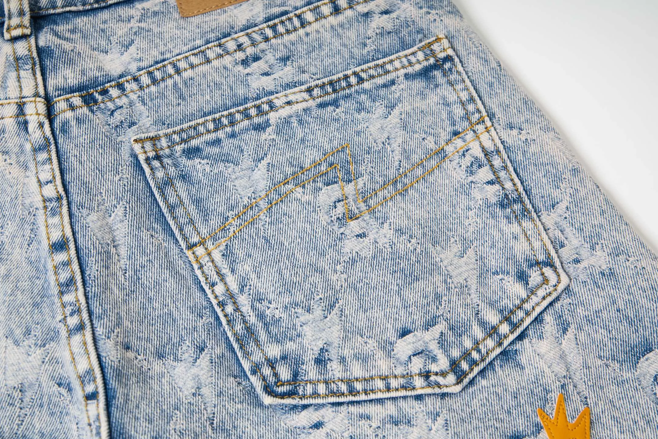 (Mainly recommended for Hot Sale) Amexnocap internet celebrity jacquard all-over print lightning jeans Same Style for men and women Same Style. Styles with different wash textures are very friendly to people with thin legs and thick legs. The straight version is very flattering to the leg shape. The moderate length is timeless and easy to match. It has the basic styling foundation of various styles and is a must-have in the wardrobe! The fabric is stiff but also makes the upper body soft without losing texture. The washing process is even more perfect. It is a must-have item for everyone! ! ! Washed wheat, hang tag, trouser label, three labels complete Style number: # Color: blue Size: 28 30 32 34 36