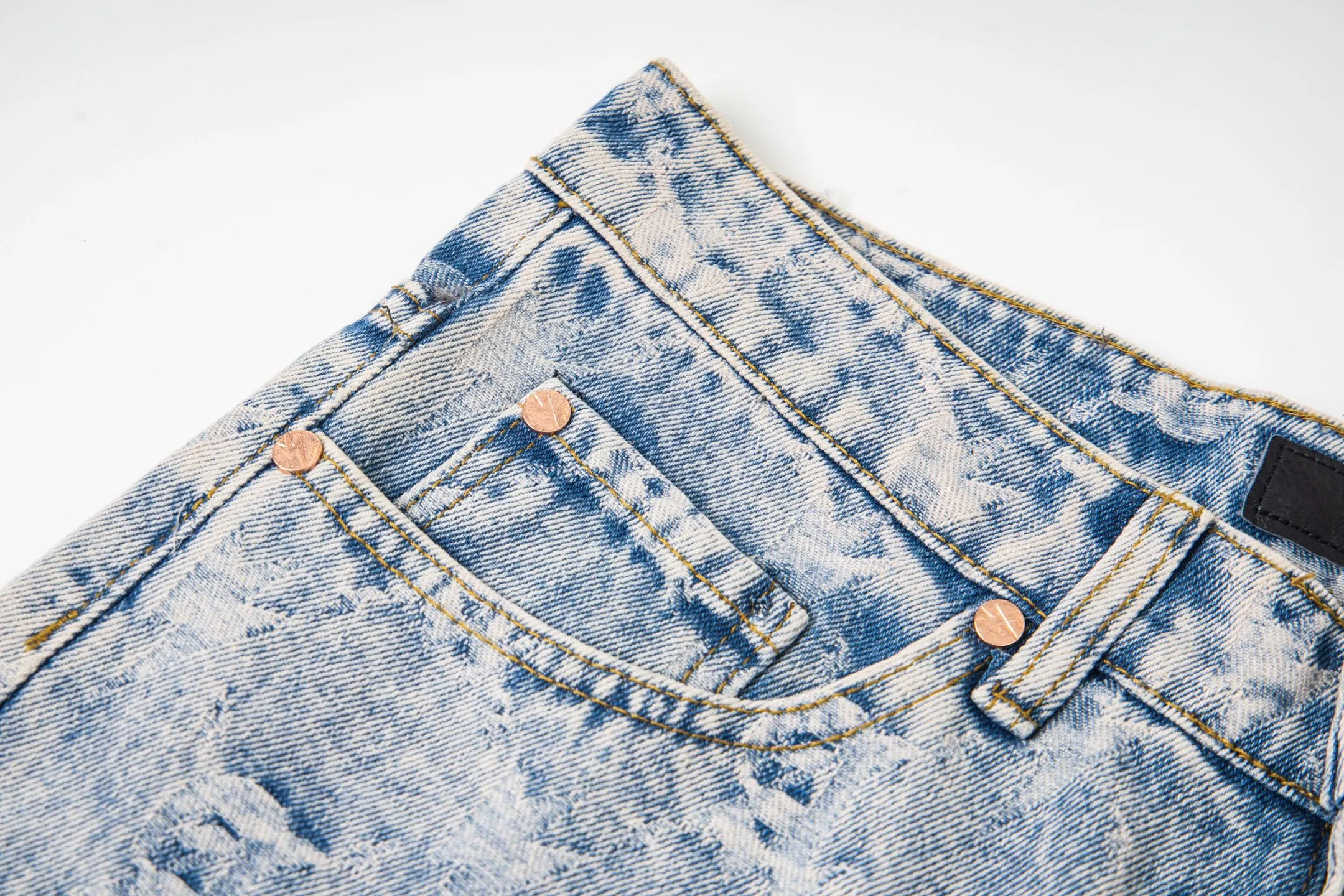 (Mainly recommended for Hot Sale) Amexnocap internet celebrity jacquard all-over print lightning jeans Same Style for men and women Same Style. Styles with different wash textures are very friendly to people with thin legs and thick legs. The straight version is very flattering to the leg shape. The moderate length is timeless and easy to match. It has the basic styling foundation of various styles and is a must-have in the wardrobe! The fabric is stiff but also makes the upper body soft without losing texture. The washing process is even more perfect. It is a must-have item for everyone! ! ! Washed wheat, hang tag, trouser label, three labels complete Style number: # Color: blue Size: 28 30 32 34 36