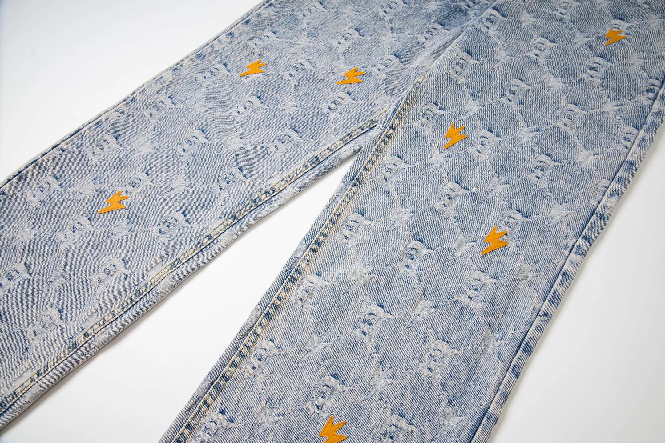 (Mainly recommended for Hot Sale) Amexnocap internet celebrity jacquard all-over print lightning jeans Same Style for men and women Same Style. Styles with different wash textures are very friendly to people with thin legs and thick legs. The straight version is very flattering to the leg shape. The moderate length is timeless and easy to match. It has the basic styling foundation of various styles and is a must-have in the wardrobe! The fabric is stiff but also makes the upper body soft without losing texture. The washing process is even more perfect. It is a must-have item for everyone! ! ! Washed wheat, hang tag, trouser label, three labels complete Style number: # Color: blue Size: 28 30 32 34 36