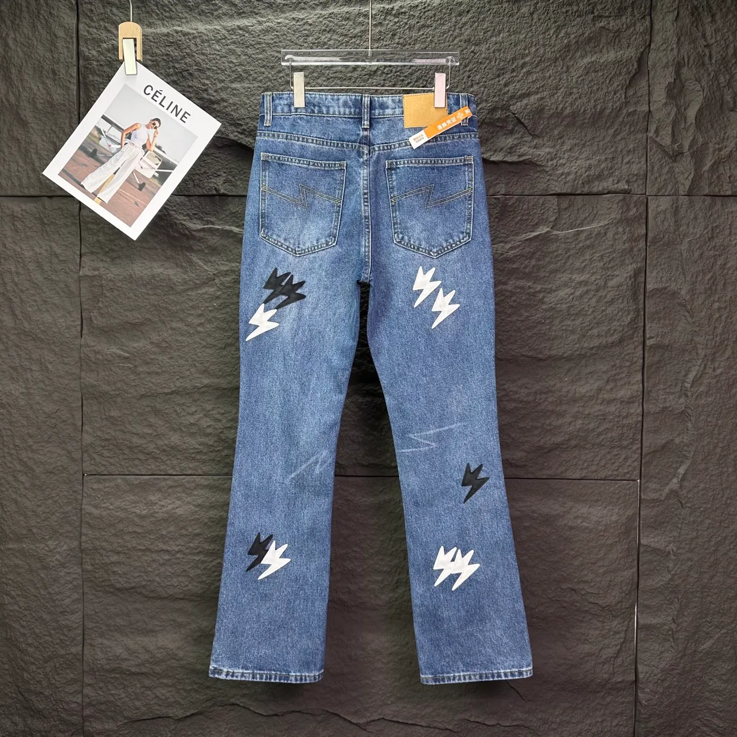 Amexnocap niche brand 2025 New Arrival Black White Lightning ️Split Leather Couple Style Washed Jeans High Version High Version Top Ceiling Quality Styles with different wash textures are very friendly to people with thin legs and thick legs. The slightly flared version is very flattering to the leg shape. Moderate length that never goes out of style, easy to match with casual, basic styling for various styles, a must-have in the wardrobe! The fabric is stiff but also makes the upper body soft without losing texture. The washing process is even more perfect. It is a must-have item for everyone! ! ! Washed wheat, hang tag, pants label, three complete labels Color: Blue Size: 28, 30, 32, 34, 36 (five sizes)