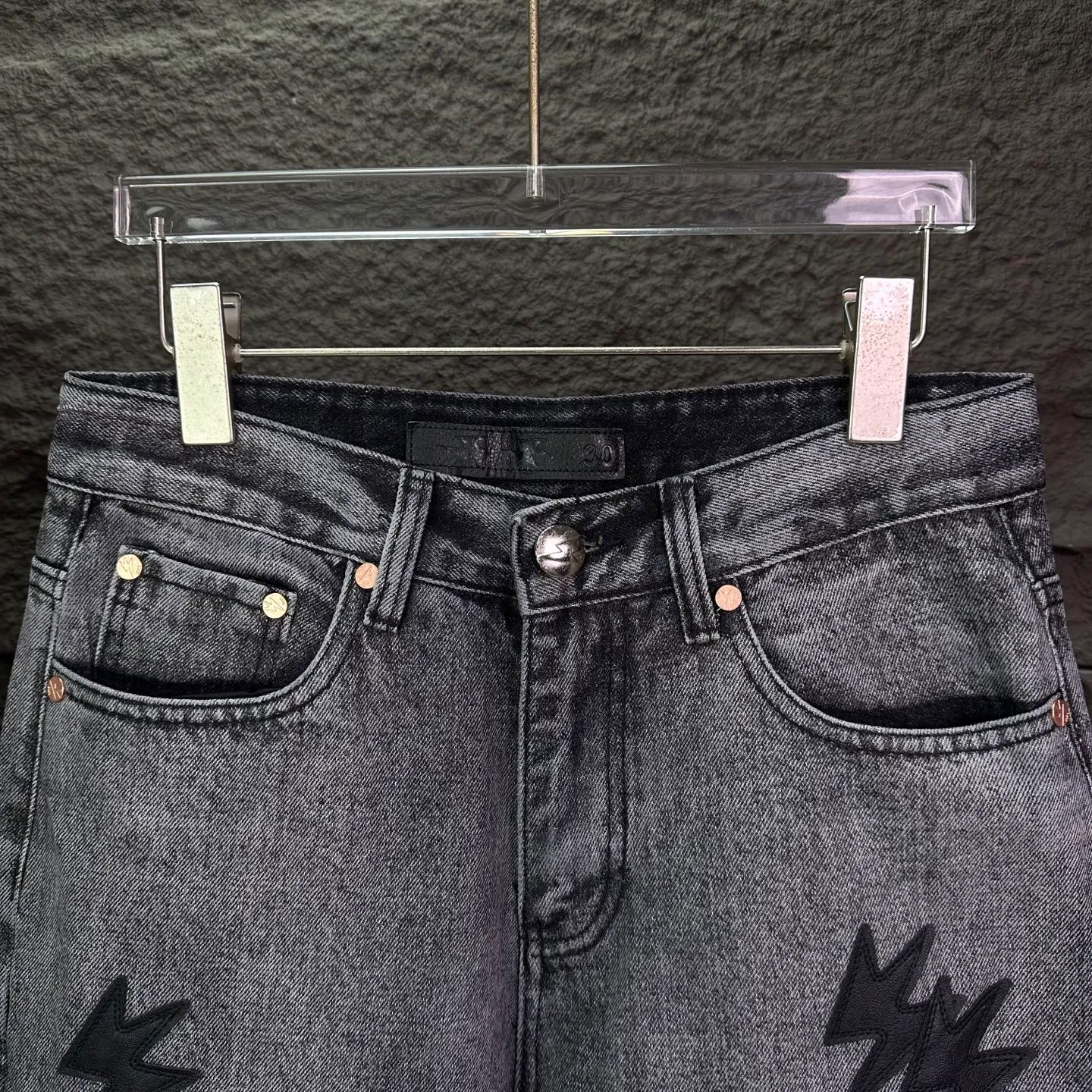 Amexnocap niche brand 2026 New Arrival Gradient Blue Silver Lightning ️Split Leather Couple Style Washed Jeans High Version High Version Top Ceiling Quality Styles with different wash textures, very friendly to people with thin legs and thick legs. The slightly flared version is very flattering to the leg shape. Moderate length that never goes out of style, easy and casual to match, basic styling for various styles, a must-have in the wardrobe! The fabric is stiff but also makes the upper body soft without losing texture. The washing process is even more perfect. It is a must-have item for everyone! ! ! Washed wheat, hang tag, pants label, three labels complete Color: washed black Size: 28, 30, 32, 34, 36 (five sizes)