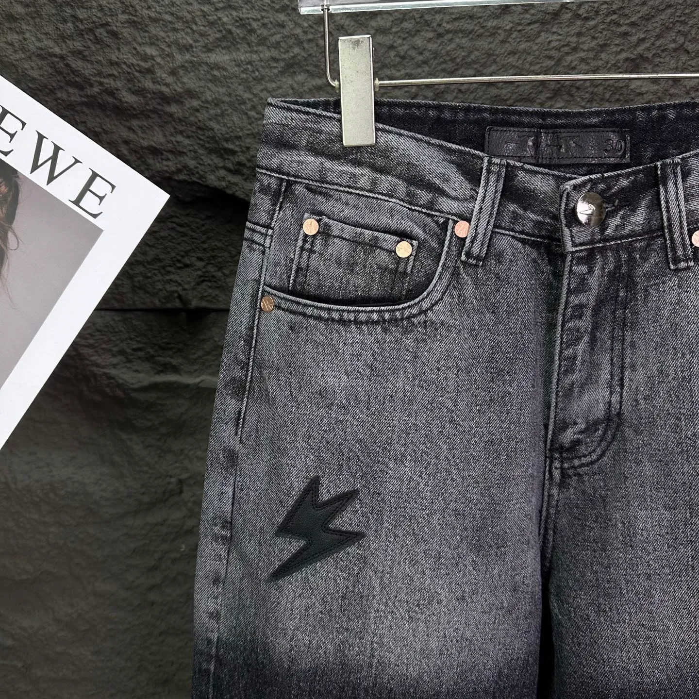 Amexnocap niche brand 2026 New Arrival Gradient Blue Silver Lightning ️Split Leather Couple Style Washed Jeans High Version High Version Top Ceiling Quality Styles with different wash textures, very friendly to people with thin legs and thick legs. The slightly flared version is very flattering to the leg shape. Moderate length that never goes out of style, easy and casual to match, basic styling for various styles, a must-have in the wardrobe! The fabric is stiff but also makes the upper body soft without losing texture. The washing process is even more perfect. It is a must-have item for everyone! ! ! Washed wheat, hang tag, pants label, three labels complete Color: washed black Size: 28, 30, 32, 34, 36 (five sizes)