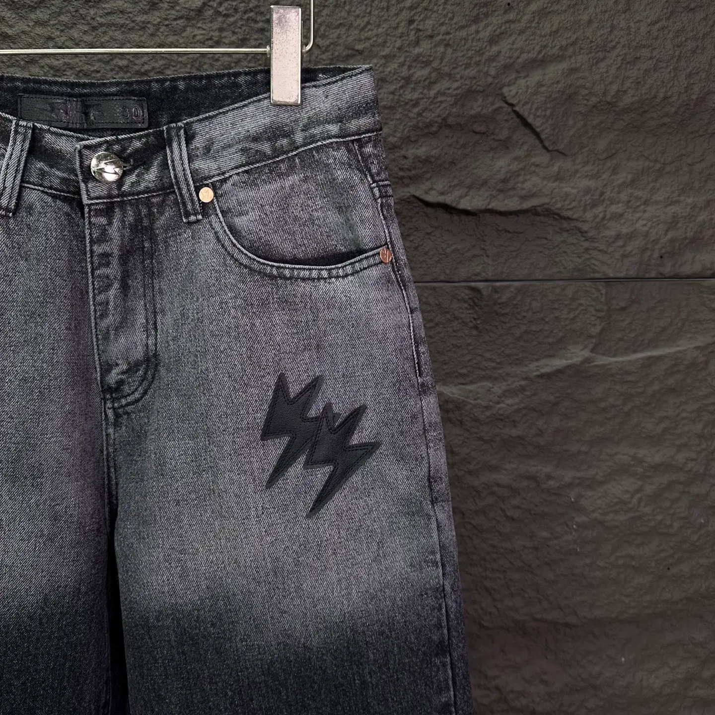 Amexnocap niche brand 2026 New Arrival Gradient Blue Silver Lightning ️Split Leather Couple Style Washed Jeans High Version High Version Top Ceiling Quality Styles with different wash textures, very friendly to people with thin legs and thick legs. The slightly flared version is very flattering to the leg shape. Moderate length that never goes out of style, easy and casual to match, basic styling for various styles, a must-have in the wardrobe! The fabric is stiff but also makes the upper body soft without losing texture. The washing process is even more perfect. It is a must-have item for everyone! ! ! Washed wheat, hang tag, pants label, three labels complete Color: washed black Size: 28, 30, 32, 34, 36 (five sizes)
