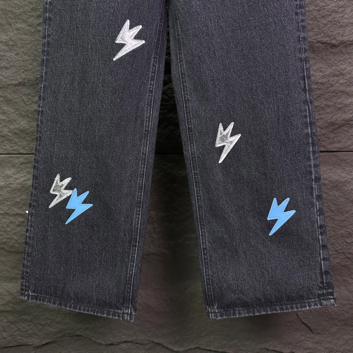 Amexnocap niche brand 2026 New Arrival Gradient Blue Silver Lightning ️Split Leather Couple Style Washed Jeans High Version High Version Top Ceiling Quality Styles with different wash textures, very friendly to people with thin legs and thick legs. The slightly flared version is very flattering to the leg shape. Moderate length that never goes out of style, easy and casual to match, basic styling for various styles, a must-have in the wardrobe! The fabric is stiff but also makes the upper body soft without losing texture. The washing process is even more perfect. It is a must-have item for everyone! ! ! Washed wheat, hang tag, pants label, three labels complete Color: washed black Size: 28, 30, 32, 34, 36 (five sizes)