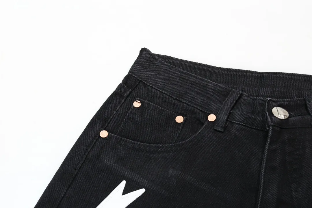 [Original] Style number: SD 012 [New] Amexnocap｜Lightning Cow Lightning patchwork leather high street style washed jeans are created using vintage Levis jeans as the base plate, and usually add their own unique patchwork leather embellishments. This is what doubles the value of these vintage jeans, because the base plate is vintage jeans, and the jeans themselves have become very soft and comfortable after years of baptism. This can be distinguished from ordinary jeans. You should also refer to the pants data for sizes. Color: Black Size: S M L
