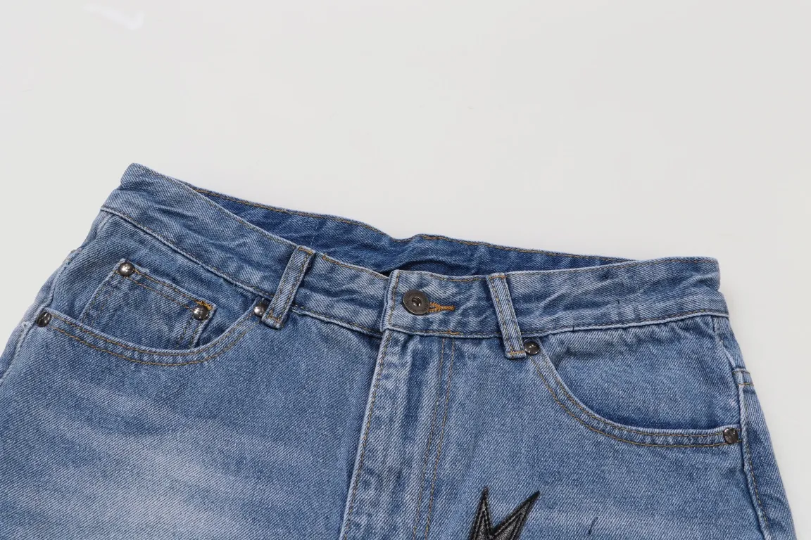 [Premium] Style number: SD 011 [New] Amexnocap｜Lightning Cow Leather High Street Style Washed Jeans Use vintage Levis jeans as the base plate to create, and usually add their own unique patchwork embellishments. This is what doubles the value of these vintage jeans, because the base plate is vintage jeans, and the jeans themselves have become very soft and comfortable after years of baptism. This can be distinguished from ordinary jeans. Regarding sizes, you should also refer to the pants data. Color: Blue white leather Blue black leather Blue pink leather Size: M L