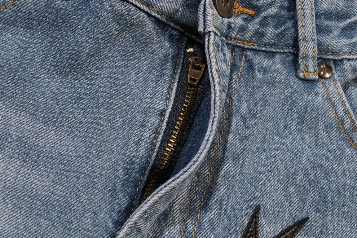 [Premium] Style number: SD 011 [New] Amexnocap｜Lightning Cow Leather High Street Style Washed Jeans Use vintage Levis jeans as the base plate to create, and usually add their own unique patchwork embellishments. This is what doubles the value of these vintage jeans, because the base plate is vintage jeans, and the jeans themselves have become very soft and comfortable after years of baptism. This can be distinguished from ordinary jeans. Regarding sizes, you should also refer to the pants data. Color: Blue white leather Blue black leather Blue pink leather Size: M L