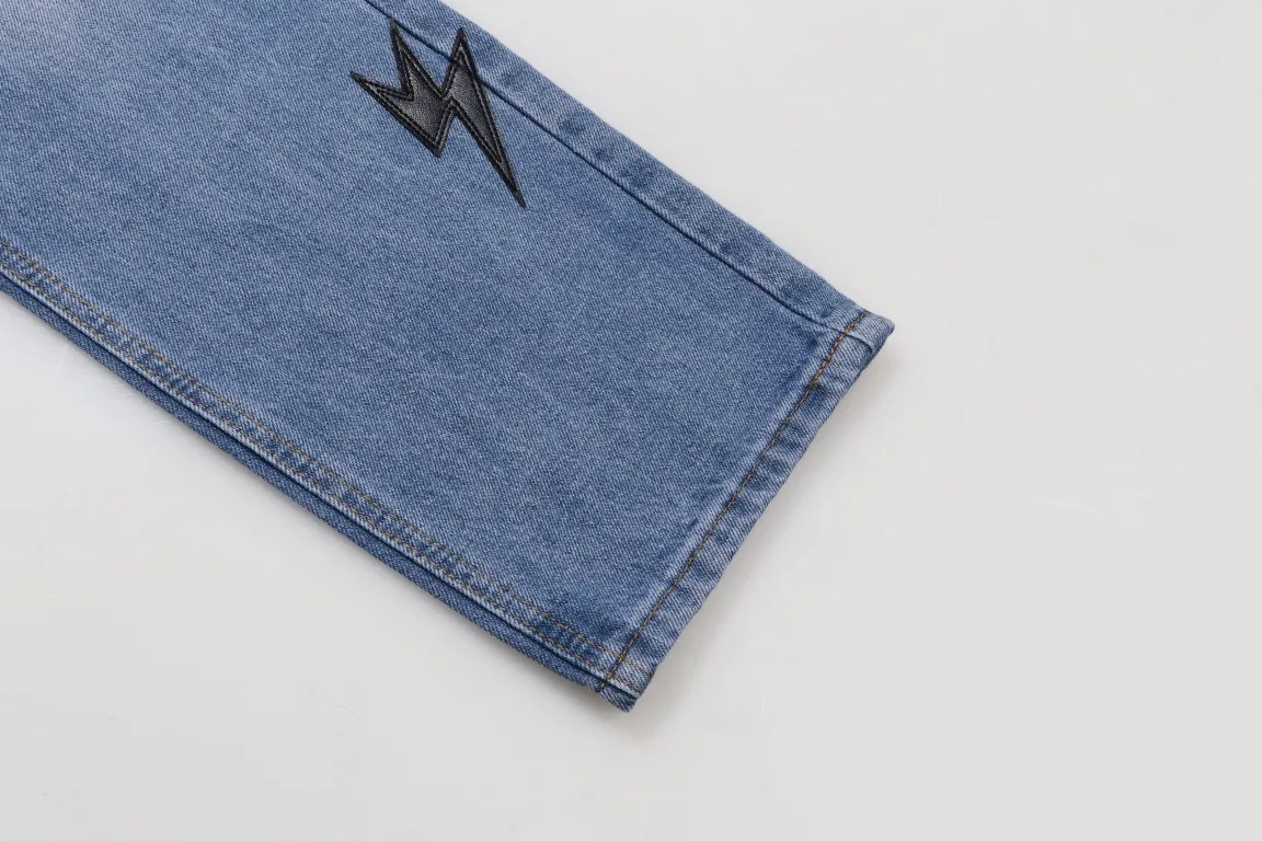 [Premium] Style number: SD 011 [New] Amexnocap｜Lightning Cow Leather High Street Style Washed Jeans Use vintage Levis jeans as the base plate to create, and usually add their own unique patchwork embellishments. This is what doubles the value of these vintage jeans, because the base plate is vintage jeans, and the jeans themselves have become very soft and comfortable after years of baptism. This can be distinguished from ordinary jeans. Regarding sizes, you should also refer to the pants data. Color: Blue white leather Blue black leather Blue pink leather Size: M L